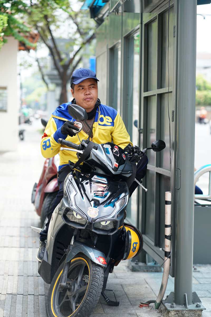 Toàn cảnh TP.HCM trong đợt nắng nóng đỉnh điểm: Tài xế công nghệ kể chuyện “rát mặt như bị tạt muối”- Ảnh 14. Toàn cảnh TP.HCM trong đợt nắng nóng đỉnh điểm: Tài xế công nghệ kể chuyện “rát mặt như bị tạt muối”- Ảnh 14.