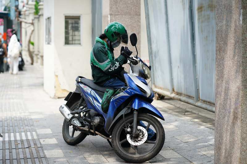 Toàn cảnh TP.HCM trong đợt nắng nóng đỉnh điểm: Tài xế công nghệ kể chuyện “rát mặt như bị tạt muối”- Ảnh 17. Toàn cảnh TP.HCM trong đợt nắng nóng đỉnh điểm: Tài xế công nghệ kể chuyện “rát mặt như bị tạt muối”- Ảnh 17.