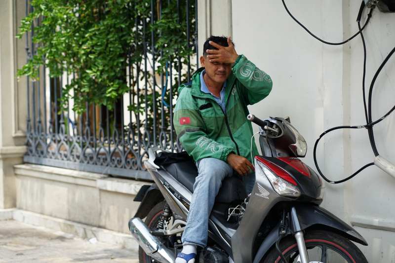 Toàn cảnh TP.HCM trong đợt nắng nóng đỉnh điểm: Tài xế công nghệ kể chuyện “rát mặt như bị tạt muối”- Ảnh 19. Toàn cảnh TP.HCM trong đợt nắng nóng đỉnh điểm: Tài xế công nghệ kể chuyện “rát mặt như bị tạt muối”- Ảnh 19.