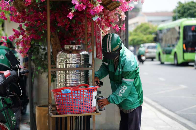 Toàn cảnh TP.HCM trong đợt nắng nóng đỉnh điểm: Tài xế công nghệ kể chuyện “rát mặt như bị tạt muối”- Ảnh 18. Toàn cảnh TP.HCM trong đợt nắng nóng đỉnh điểm: Tài xế công nghệ kể chuyện “rát mặt như bị tạt muối”- Ảnh 18.