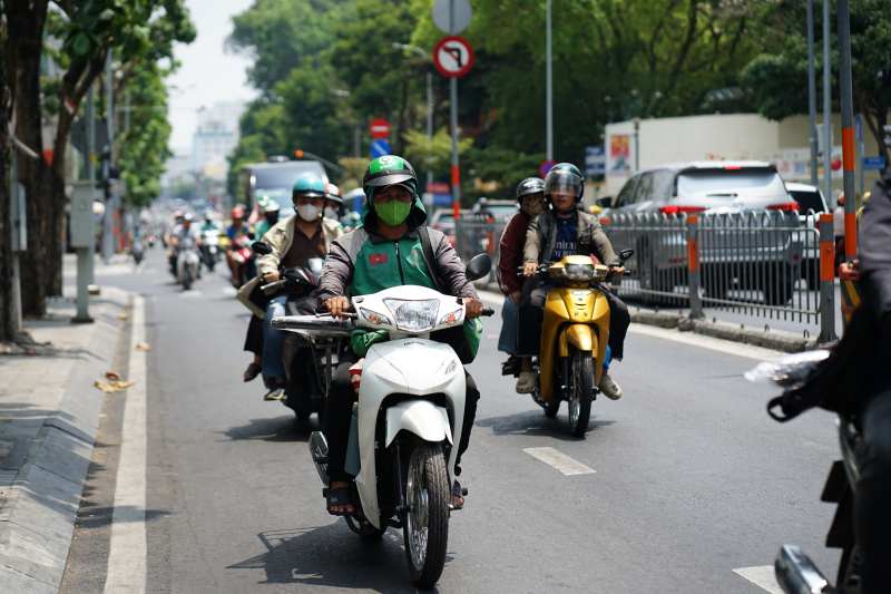 Toàn cảnh TP.HCM trong đợt nắng nóng đỉnh điểm: Tài xế công nghệ kể chuyện “rát mặt như bị tạt muối”- Ảnh 7. Toàn cảnh TP.HCM trong đợt nắng nóng đỉnh điểm: Tài xế công nghệ kể chuyện “rát mặt như bị tạt muối”- Ảnh 7.