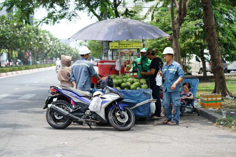 Toàn cảnh TP.HCM trong đợt nắng nóng đỉnh điểm: Tài xế công nghệ kể chuyện “rát mặt như bị tạt muối”- Ảnh 20. Toàn cảnh TP.HCM trong đợt nắng nóng đỉnh điểm: Tài xế công nghệ kể chuyện “rát mặt như bị tạt muối”- Ảnh 20.