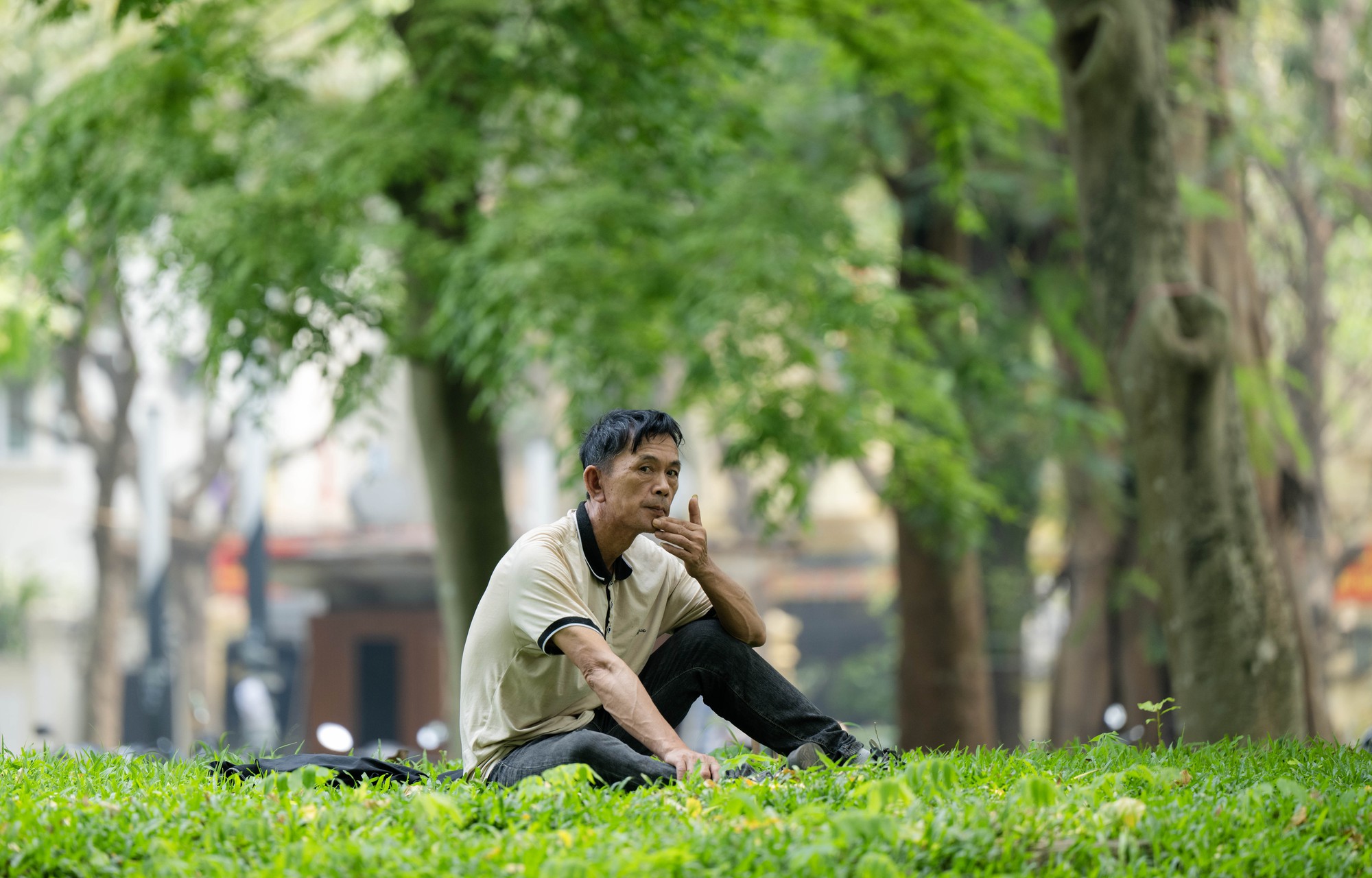 Nắng n&oacute;ng 38 độ C ở H&agrave; Nội: C&ocirc;ng vi&ecirc;n th&agrave;nh &ldquo; ph&ograve;ng ngủ trưa &rdquo; của người lao động - Ảnh 11.