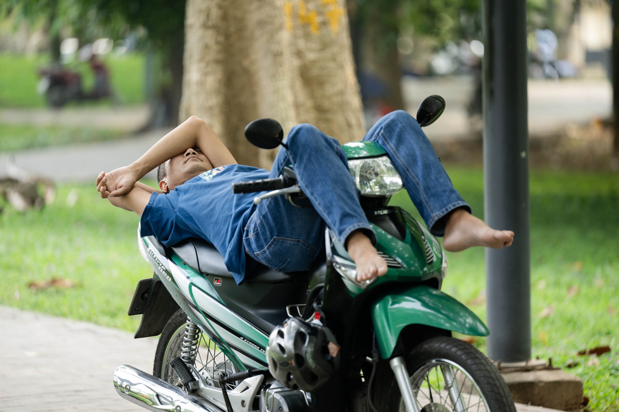 Nắng n&oacute;ng 38 độ C ở H&agrave; Nội: C&ocirc;ng vi&ecirc;n th&agrave;nh &ldquo; ph&ograve;ng ngủ trưa &rdquo; của người lao động - Ảnh 14.