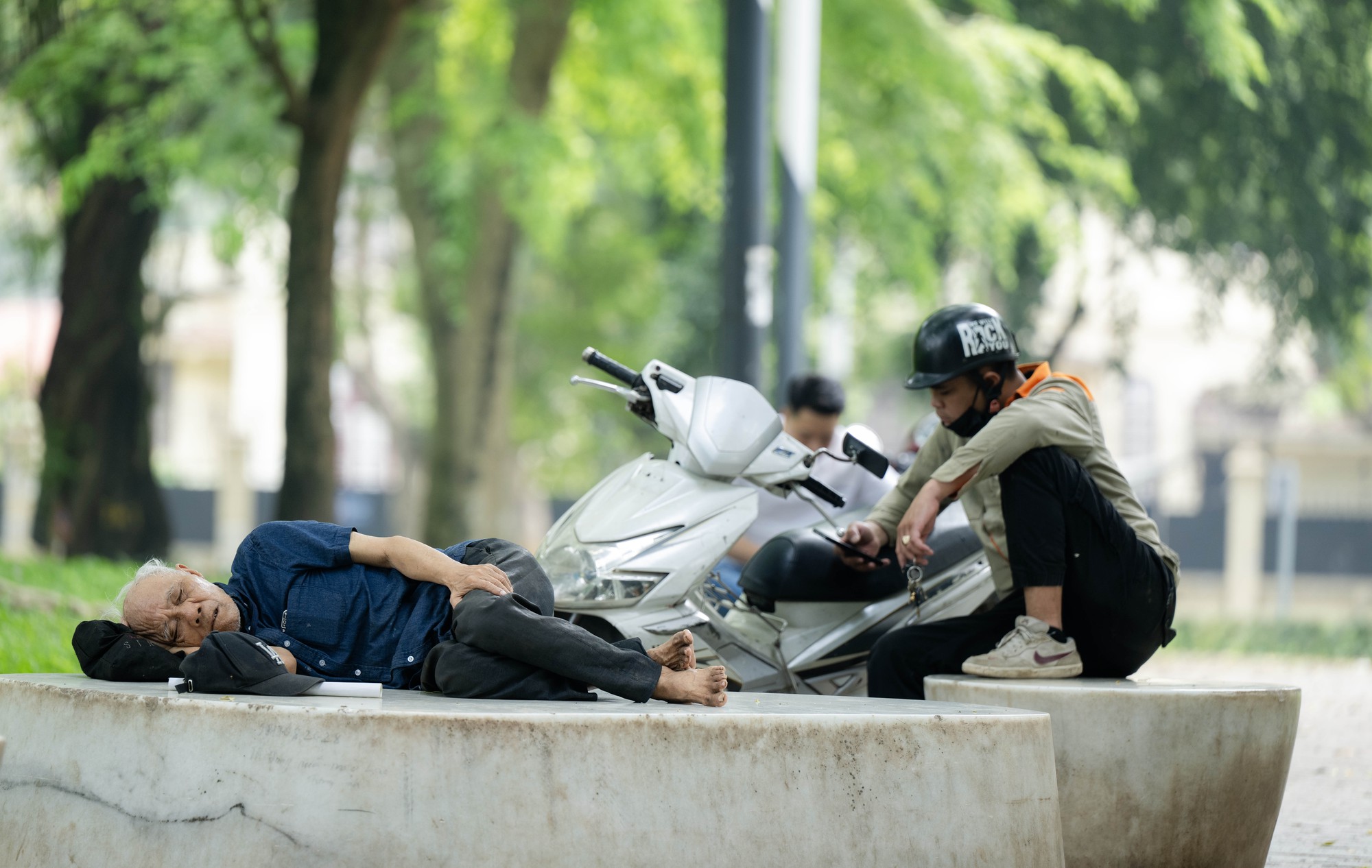 Nắng n&oacute;ng 38 độ C ở H&agrave; Nội: C&ocirc;ng vi&ecirc;n th&agrave;nh &ldquo; ph&ograve;ng ngủ trưa &rdquo; của người lao động - Ảnh 7.