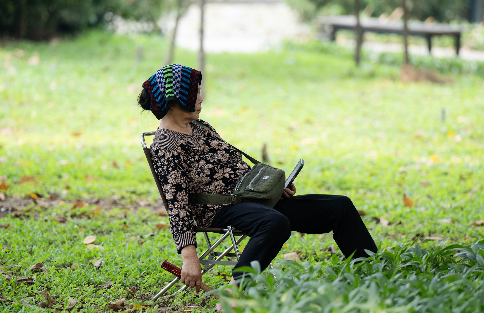 Nắng n&oacute;ng 38 độ C ở H&agrave; Nội: C&ocirc;ng vi&ecirc;n th&agrave;nh &ldquo; ph&ograve;ng ngủ trưa &rdquo; của người lao động - Ảnh 12.