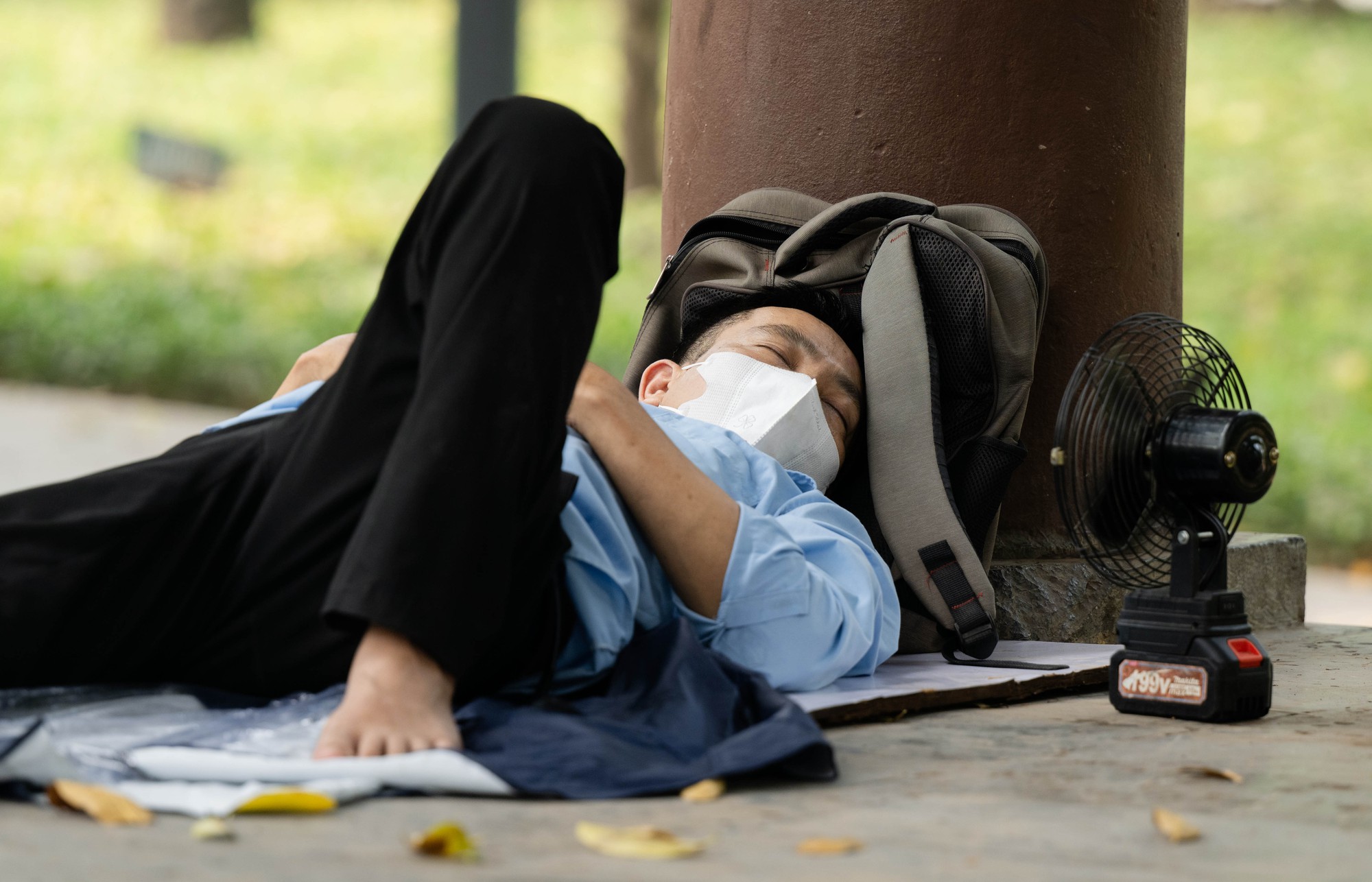 Nắng n&oacute;ng 38 độ C ở H&agrave; Nội: C&ocirc;ng vi&ecirc;n th&agrave;nh &ldquo; ph&ograve;ng ngủ trưa &rdquo; của người lao động - Ảnh 10.