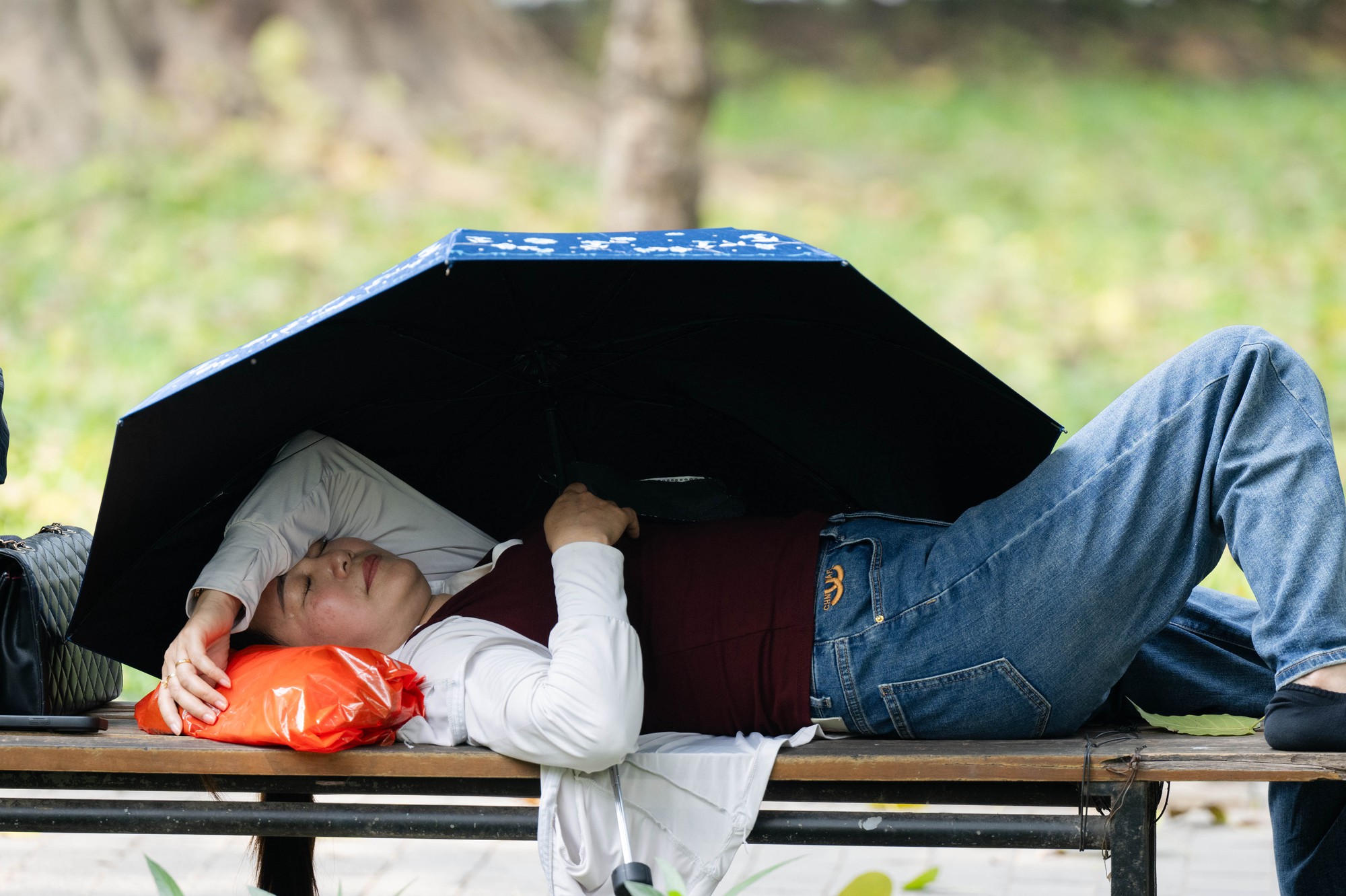 Nắng n&oacute;ng 38 độ C ở H&agrave; Nội: C&ocirc;ng vi&ecirc;n th&agrave;nh &ldquo; ph&ograve;ng ngủ trưa &rdquo; của người lao động - Ảnh 6.