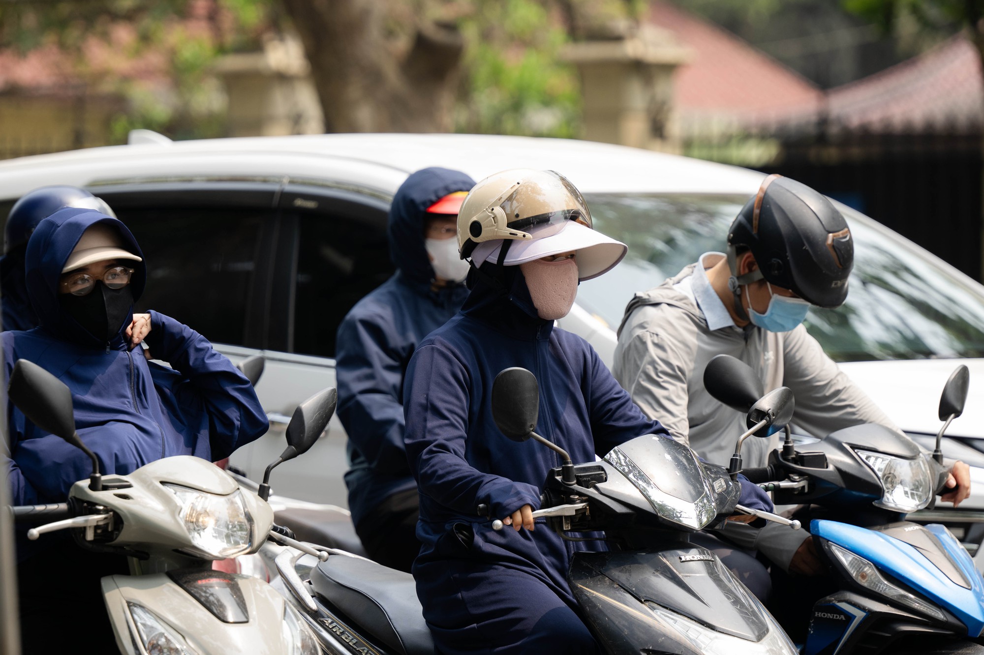 Nắng n&oacute;ng 38 độ C ở H&agrave; Nội: C&ocirc;ng vi&ecirc;n th&agrave;nh &ldquo; ph&ograve;ng ngủ trưa &rdquo; của người lao động - Ảnh 1.