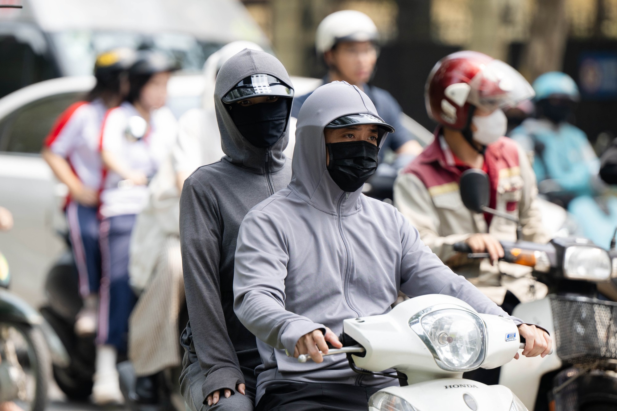 Nắng n&oacute;ng 38 độ C ở H&agrave; Nội: C&ocirc;ng vi&ecirc;n th&agrave;nh &ldquo; ph&ograve;ng ngủ trưa &rdquo; của người lao động - Ảnh 2.