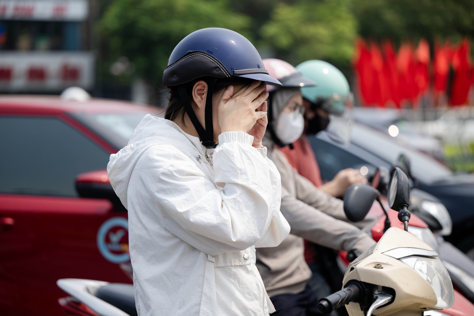 Nắng n&oacute;ng 38 độ C ở H&agrave; Nội: C&ocirc;ng vi&ecirc;n th&agrave;nh &ldquo; ph&ograve;ng ngủ trưa &rdquo; của người lao động - Ảnh 3.