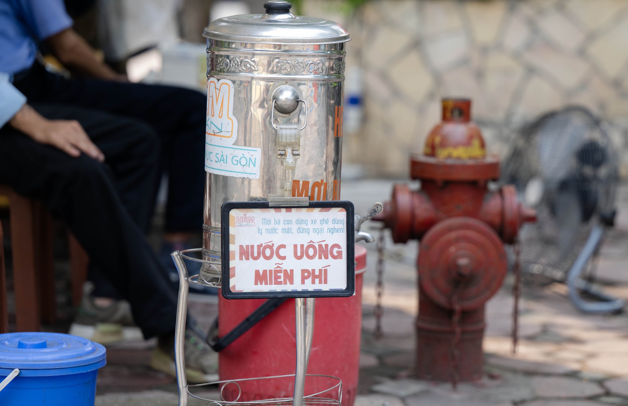 Nắng n&oacute;ng 38 độ C ở H&agrave; Nội: C&ocirc;ng vi&ecirc;n th&agrave;nh &ldquo; ph&ograve;ng ngủ trưa &rdquo; của người lao động - Ảnh 5.