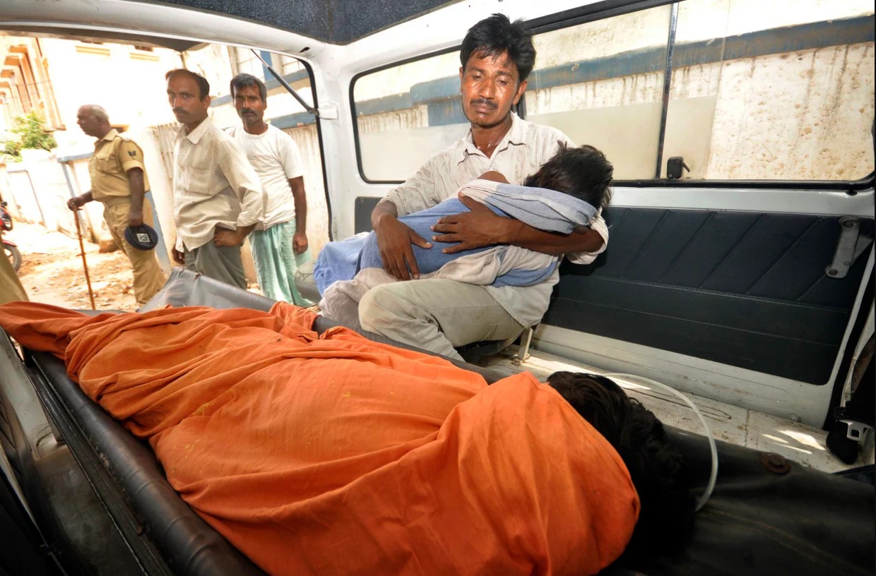 Thảm kịch học đường 2013 tại Ấn Độ: 23 học sinh tử vong v&igrave; cơm nhiễm độc - Ảnh 2.