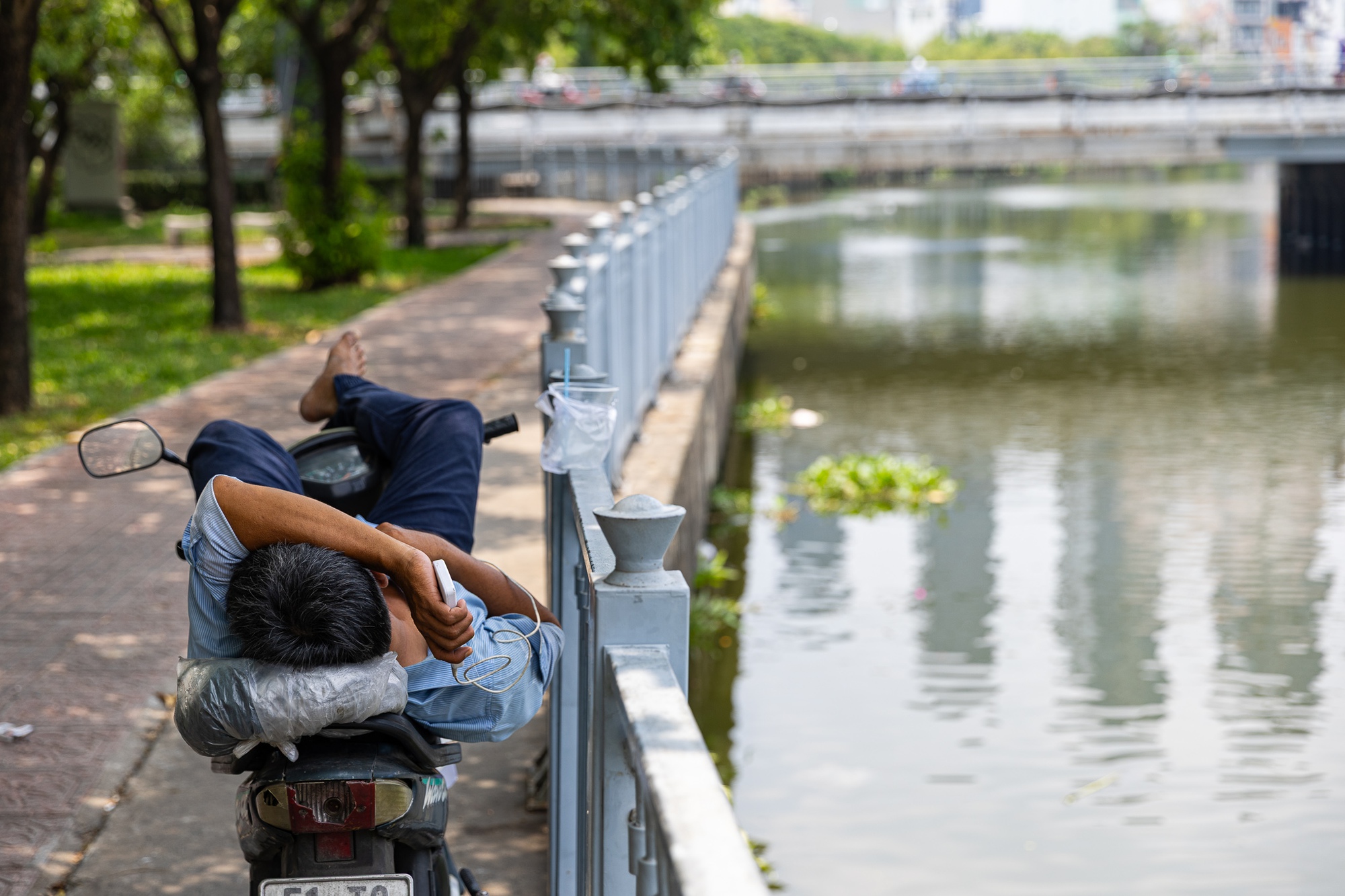 Toàn cảnh TP.HCM trong đợt nắng nóng đỉnh điểm: Tài xế công nghệ kể chuyện “rát mặt như bị tạt muối”- Ảnh 13. Toàn cảnh TP.HCM trong đợt nắng nóng đỉnh điểm: Tài xế công nghệ kể chuyện “rát mặt như bị tạt muối”- Ảnh 13.