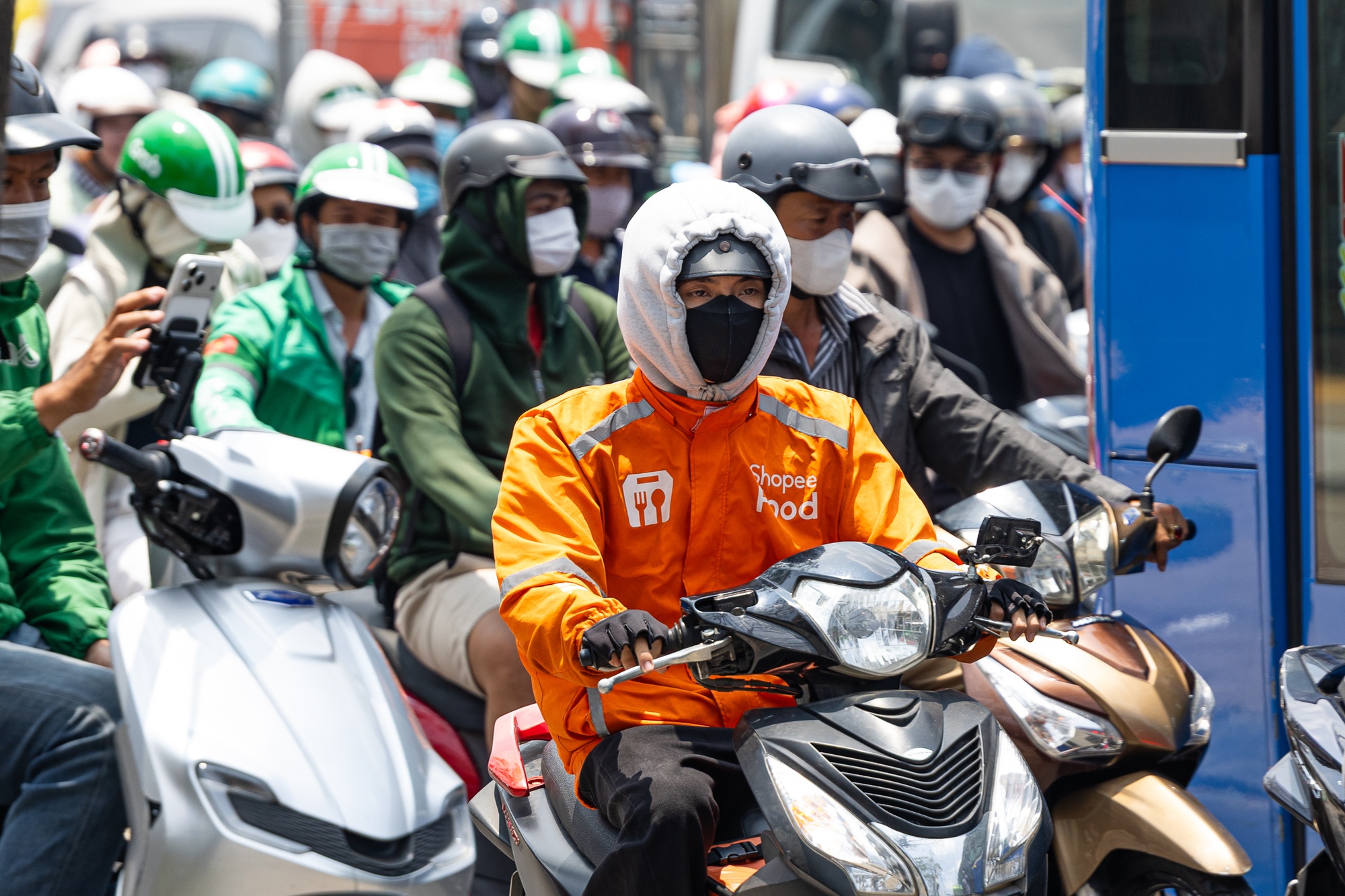 Toàn cảnh TP.HCM trong đợt nắng nóng đỉnh điểm: Tài xế công nghệ kể chuyện “rát mặt như bị tạt muối”- Ảnh 16. Toàn cảnh TP.HCM trong đợt nắng nóng đỉnh điểm: Tài xế công nghệ kể chuyện “rát mặt như bị tạt muối”- Ảnh 16.