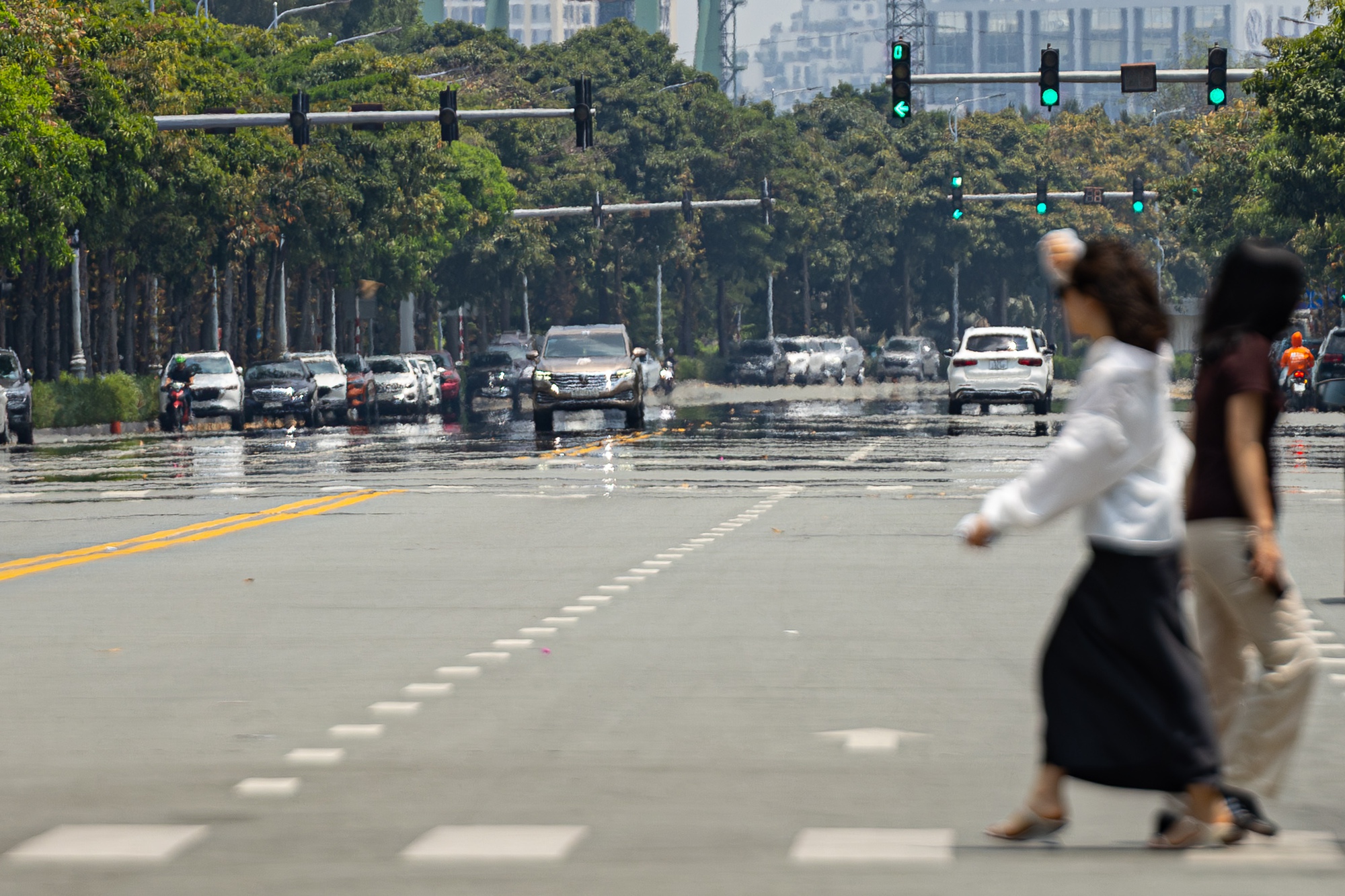Toàn cảnh TP.HCM trong đợt nắng nóng đỉnh điểm: Tài xế công nghệ kể chuyện “rát mặt như bị tạt muối”- Ảnh 5. Toàn cảnh TP.HCM trong đợt nắng nóng đỉnh điểm: Tài xế công nghệ kể chuyện “rát mặt như bị tạt muối”- Ảnh 5.