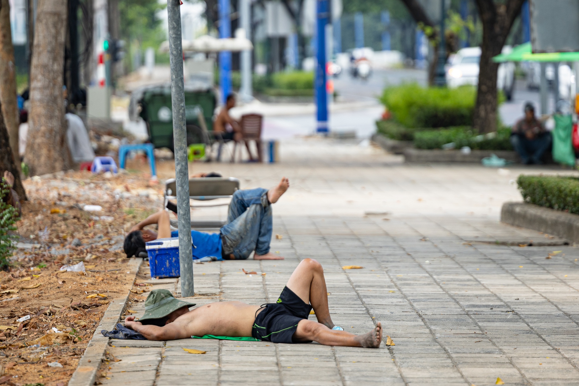 Toàn cảnh TP.HCM trong đợt nắng nóng đỉnh điểm: Tài xế công nghệ kể chuyện “rát mặt như bị tạt muối”- Ảnh 10. Toàn cảnh TP.HCM trong đợt nắng nóng đỉnh điểm: Tài xế công nghệ kể chuyện “rát mặt như bị tạt muối”- Ảnh 10.