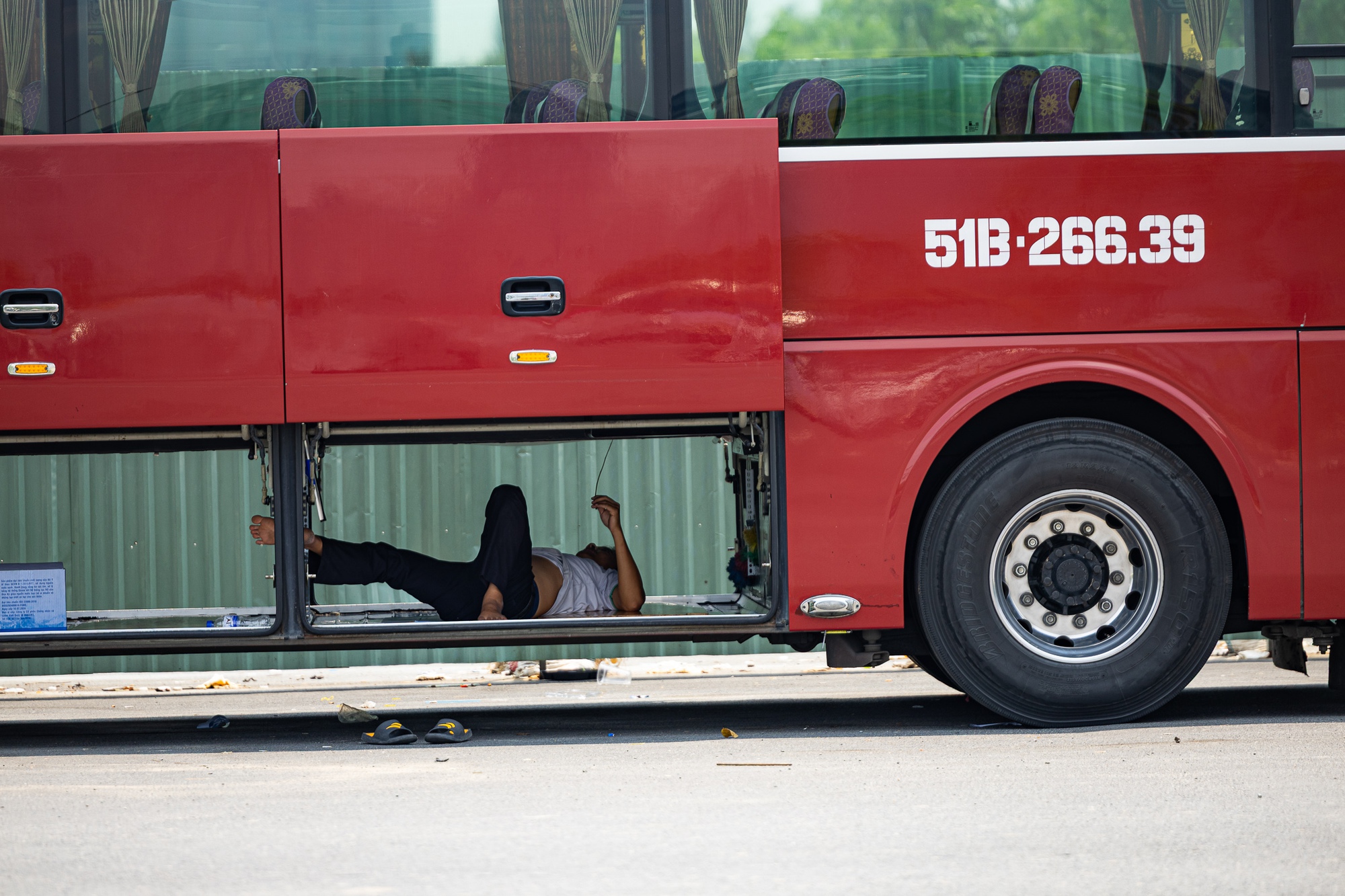 Toàn cảnh TP.HCM trong đợt nắng nóng đỉnh điểm: Tài xế công nghệ kể chuyện “rát mặt như bị tạt muối”- Ảnh 21. Toàn cảnh TP.HCM trong đợt nắng nóng đỉnh điểm: Tài xế công nghệ kể chuyện “rát mặt như bị tạt muối”- Ảnh 21.