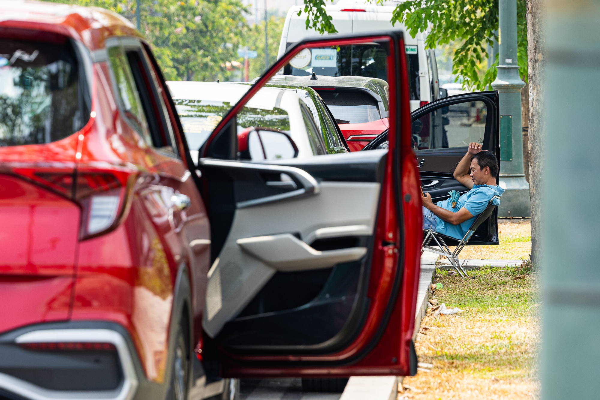 Toàn cảnh TP.HCM trong đợt nắng nóng đỉnh điểm: Tài xế công nghệ kể chuyện “rát mặt như bị tạt muối”- Ảnh 22. Toàn cảnh TP.HCM trong đợt nắng nóng đỉnh điểm: Tài xế công nghệ kể chuyện “rát mặt như bị tạt muối”- Ảnh 22.