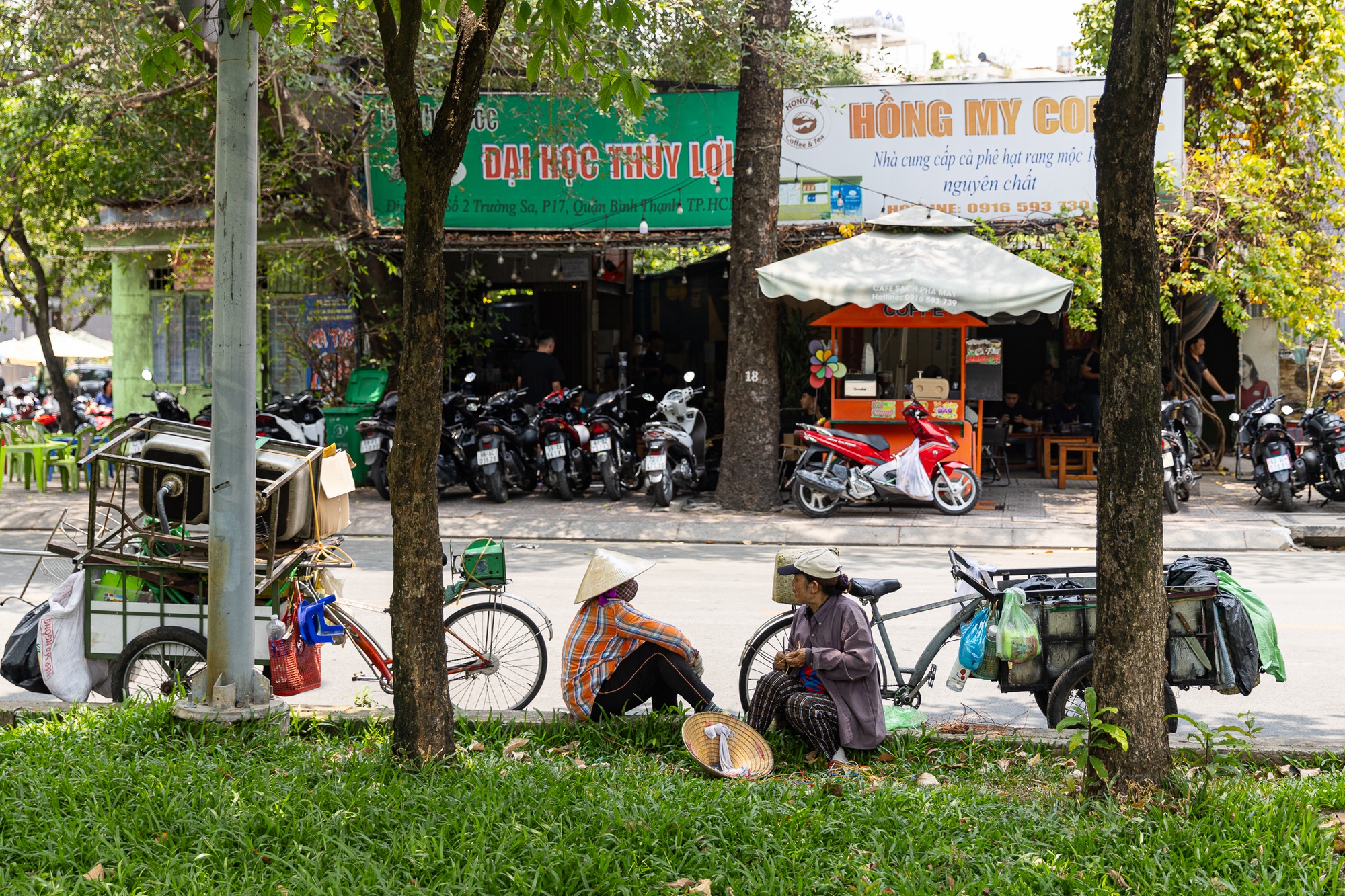 Toàn cảnh TP.HCM trong đợt nắng nóng đỉnh điểm: Tài xế công nghệ kể chuyện “rát mặt như bị tạt muối”- Ảnh 12. Toàn cảnh TP.HCM trong đợt nắng nóng đỉnh điểm: Tài xế công nghệ kể chuyện “rát mặt như bị tạt muối”- Ảnh 12.