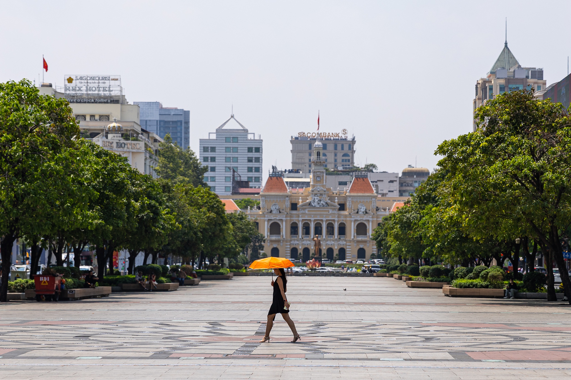 Toàn cảnh TP.HCM trong đợt nắng nóng đỉnh điểm: Tài xế công nghệ kể chuyện “rát mặt như bị tạt muối”- Ảnh 1. Toàn cảnh TP.HCM trong đợt nắng nóng đỉnh điểm: Tài xế công nghệ kể chuyện “rát mặt như bị tạt muối”- Ảnh 1.