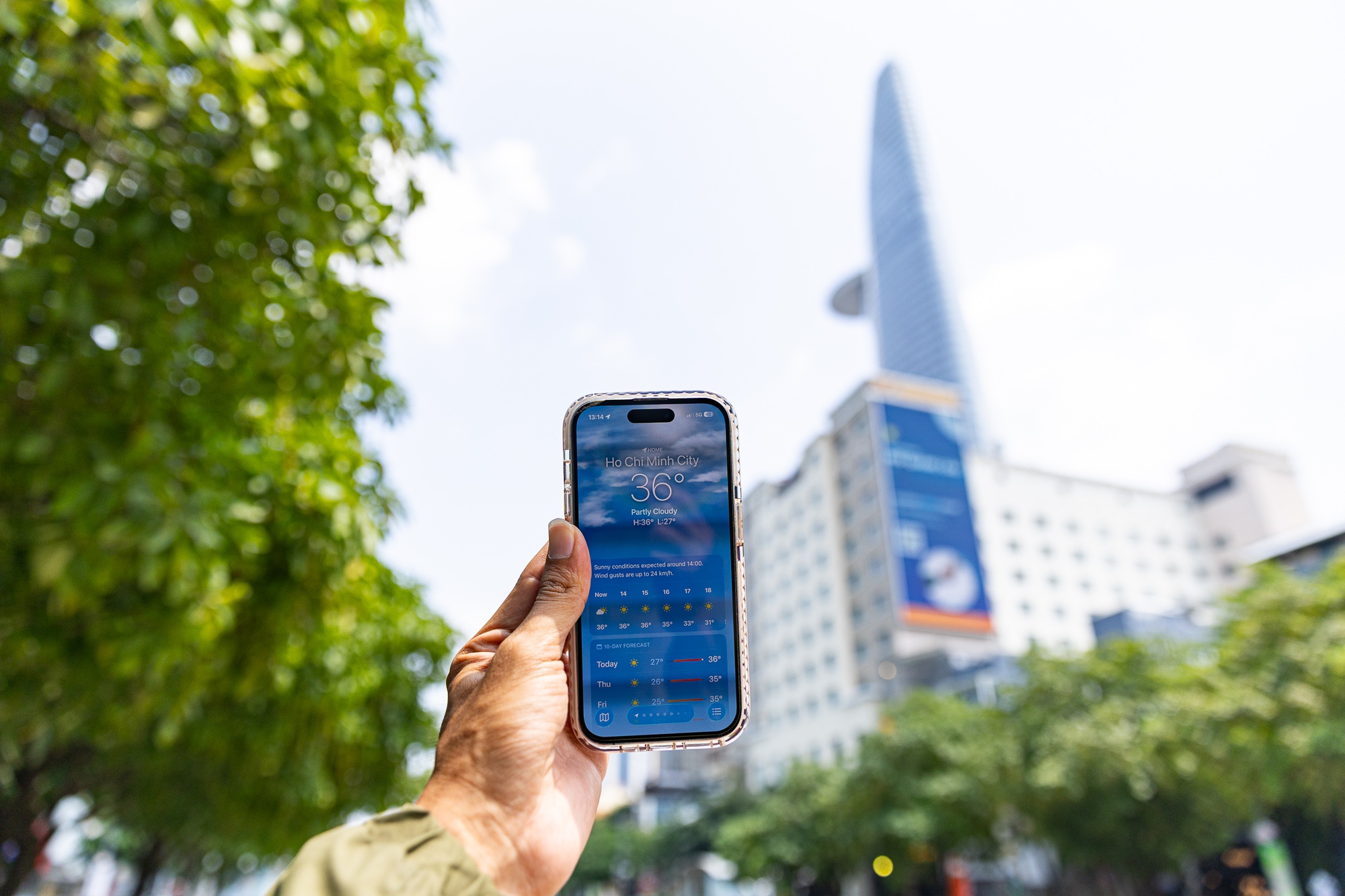 Toàn cảnh TP.HCM trong đợt nắng nóng đỉnh điểm: Tài xế công nghệ kể chuyện “rát mặt như bị tạt muối”- Ảnh 4. Toàn cảnh TP.HCM trong đợt nắng nóng đỉnh điểm: Tài xế công nghệ kể chuyện “rát mặt như bị tạt muối”- Ảnh 4.