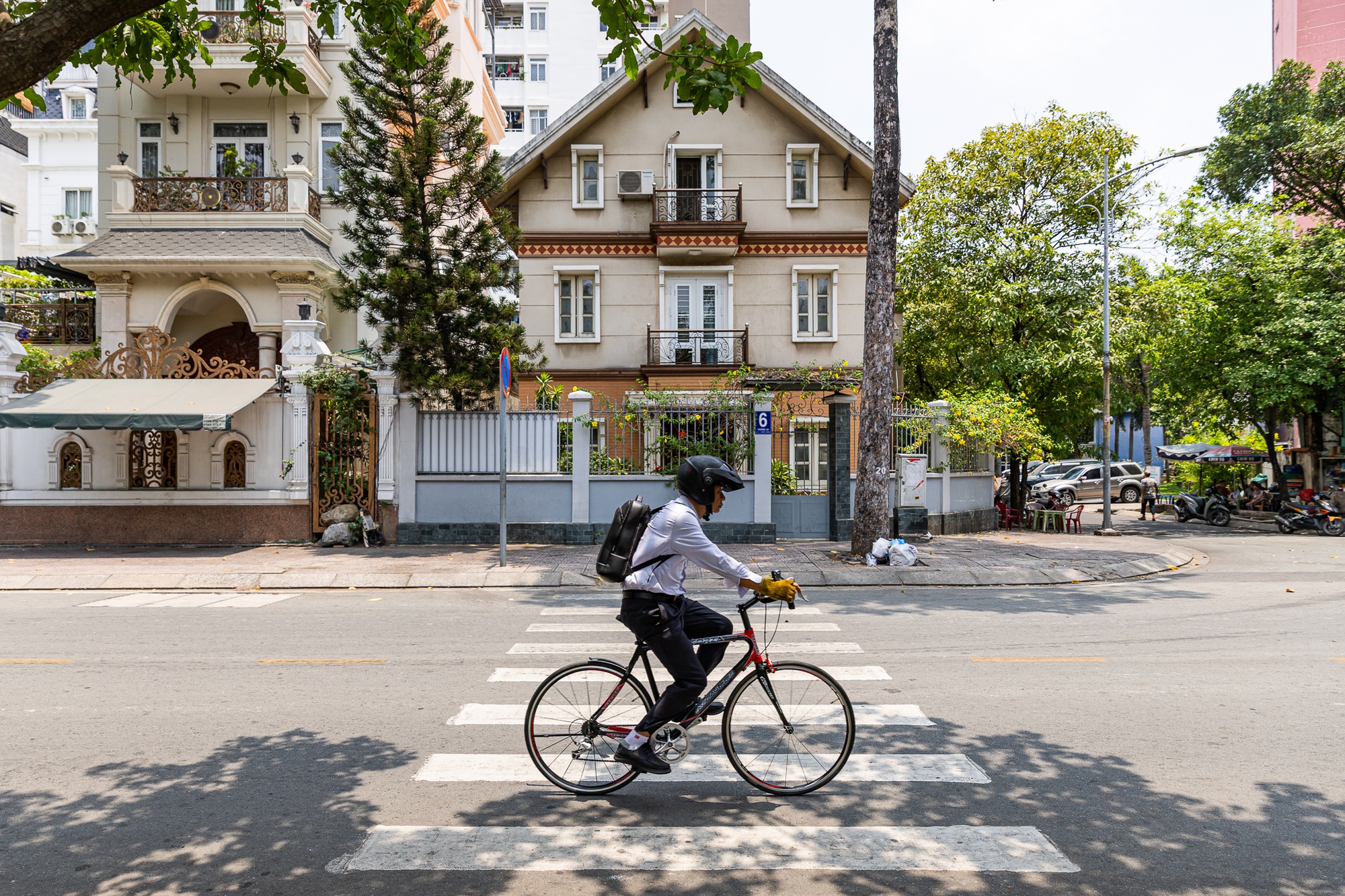 Toàn cảnh TP.HCM trong đợt nắng nóng đỉnh điểm: Tài xế công nghệ kể chuyện “rát mặt như bị tạt muối”- Ảnh 2. Toàn cảnh TP.HCM trong đợt nắng nóng đỉnh điểm: Tài xế công nghệ kể chuyện “rát mặt như bị tạt muối”- Ảnh 2.