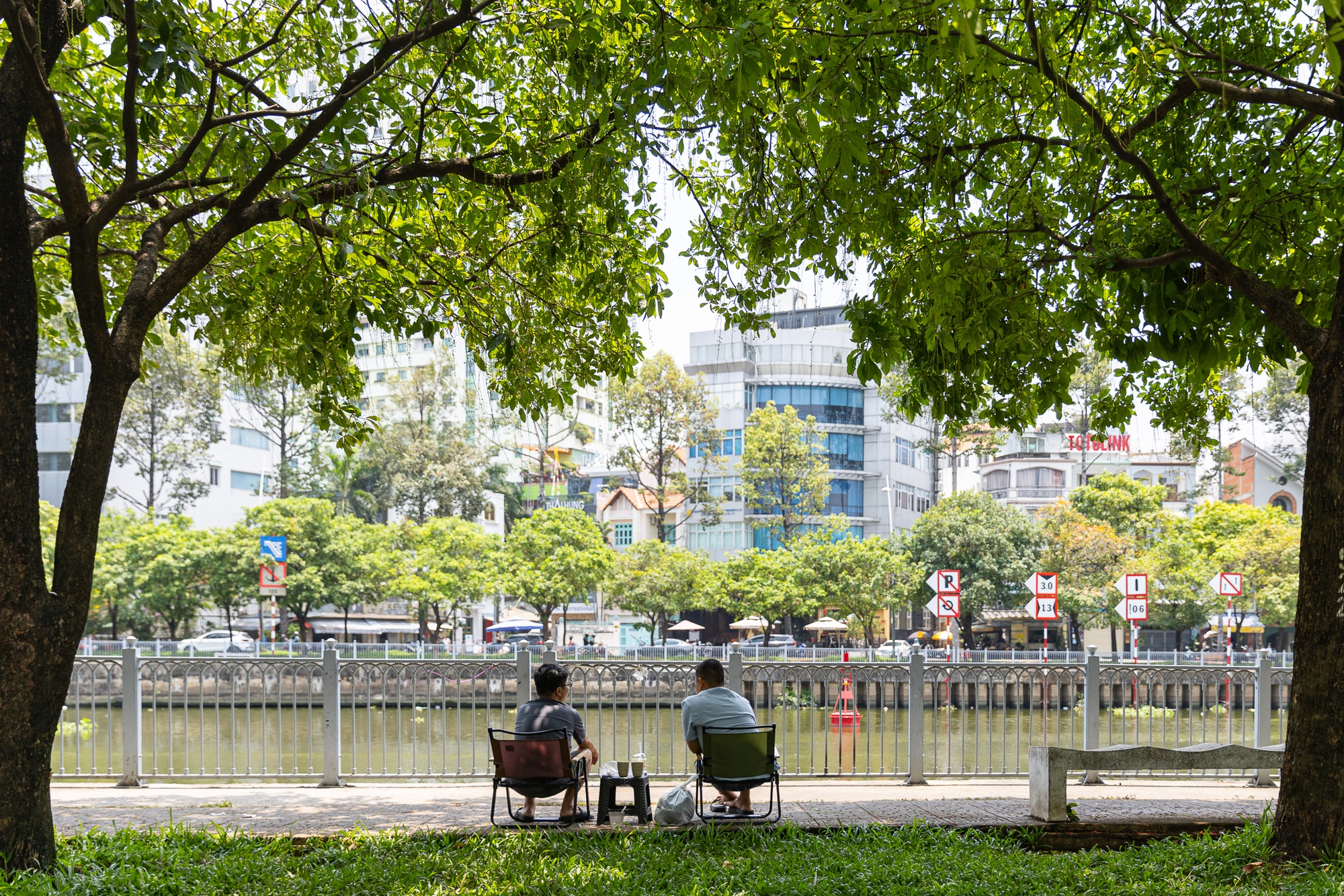 Toàn cảnh TP.HCM trong đợt nắng nóng đỉnh điểm: Tài xế công nghệ kể chuyện “rát mặt như bị tạt muối”- Ảnh 6. Toàn cảnh TP.HCM trong đợt nắng nóng đỉnh điểm: Tài xế công nghệ kể chuyện “rát mặt như bị tạt muối”- Ảnh 6.
