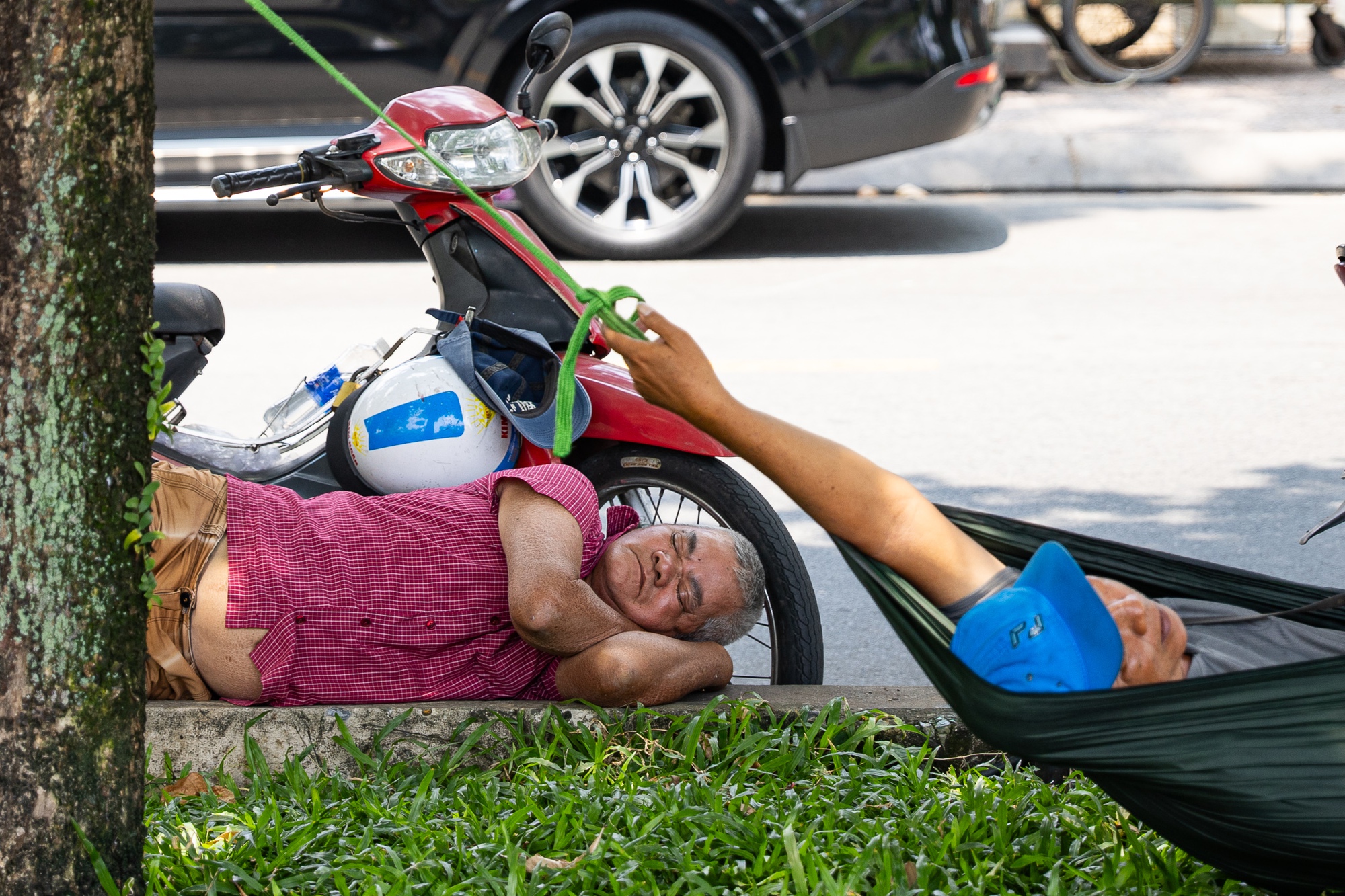 Toàn cảnh TP.HCM trong đợt nắng nóng đỉnh điểm: Tài xế công nghệ kể chuyện “rát mặt như bị tạt muối”- Ảnh 11. Toàn cảnh TP.HCM trong đợt nắng nóng đỉnh điểm: Tài xế công nghệ kể chuyện “rát mặt như bị tạt muối”- Ảnh 11.