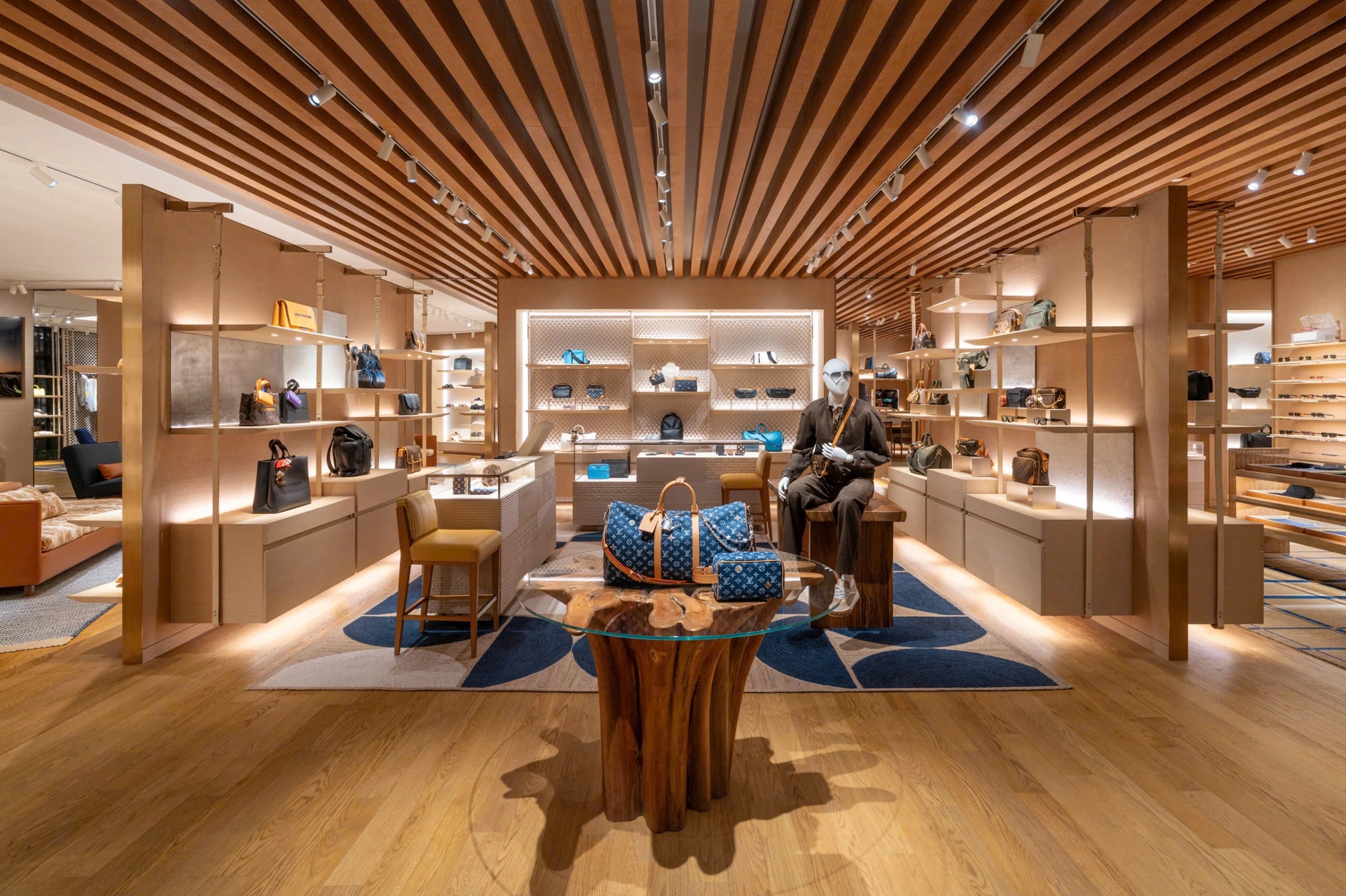 Louis Vuitton mở cửa h&agrave;ng thời trang nam đầu ti&ecirc;n, d&agrave;n sao Việt hội tụ tạo 