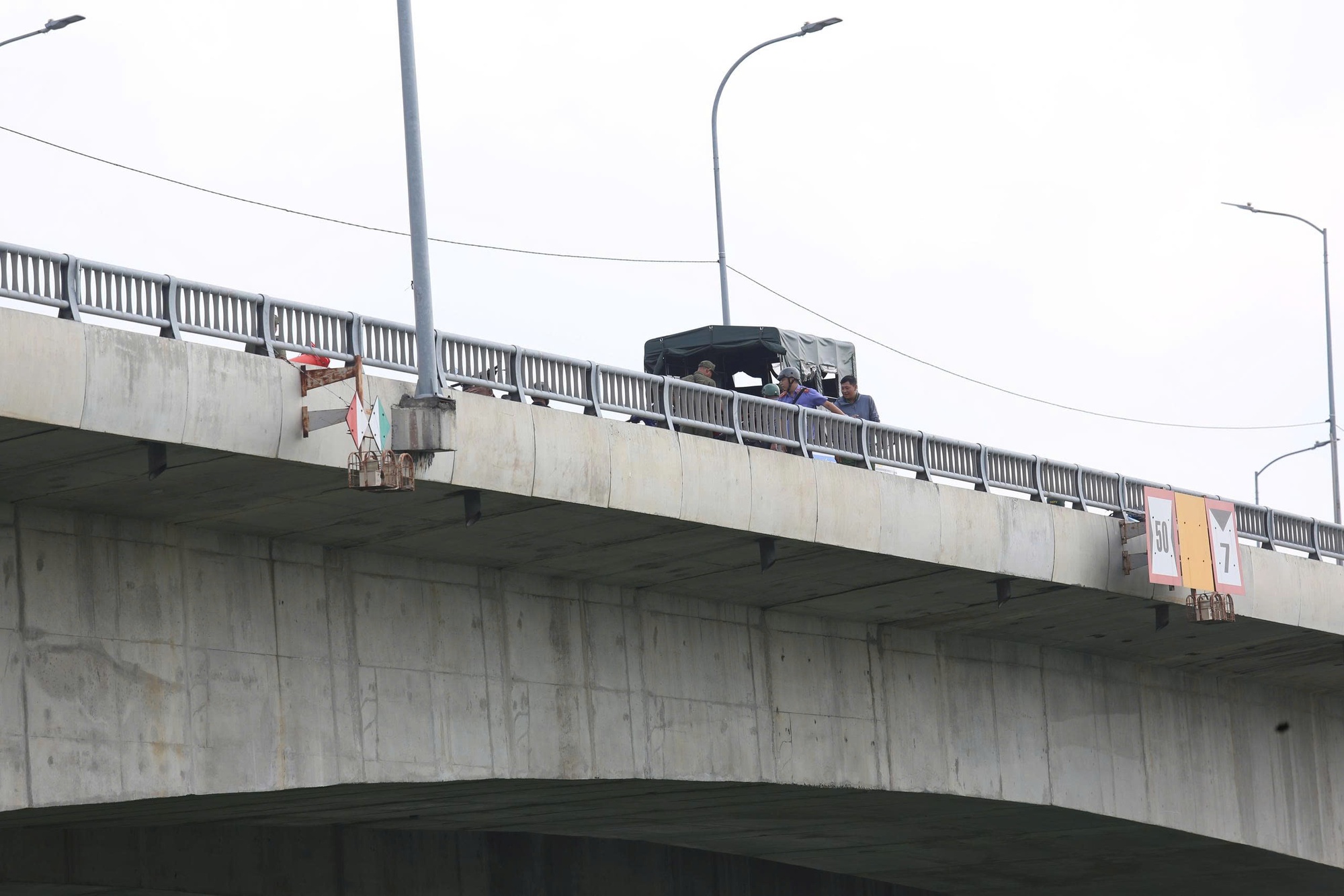 T&igrave;m kiếm người nhảy cầu T&acirc;n An ở T&acirc;y Ninh: Nỗi đau v&agrave; &aacute;p lực t&acirc;m l&yacute; - Ảnh 1.