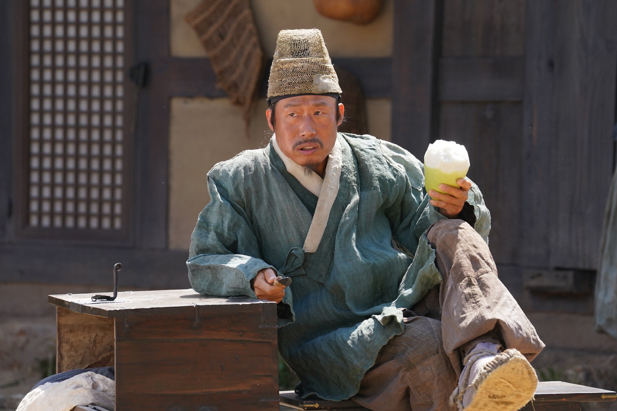 Dưới B&oacute;ng Điện Hạ: Hậu trường tạo n&ecirc;n cơn sốt ph&ograve;ng v&eacute; tại H&agrave;n Quốc - Ảnh 3.