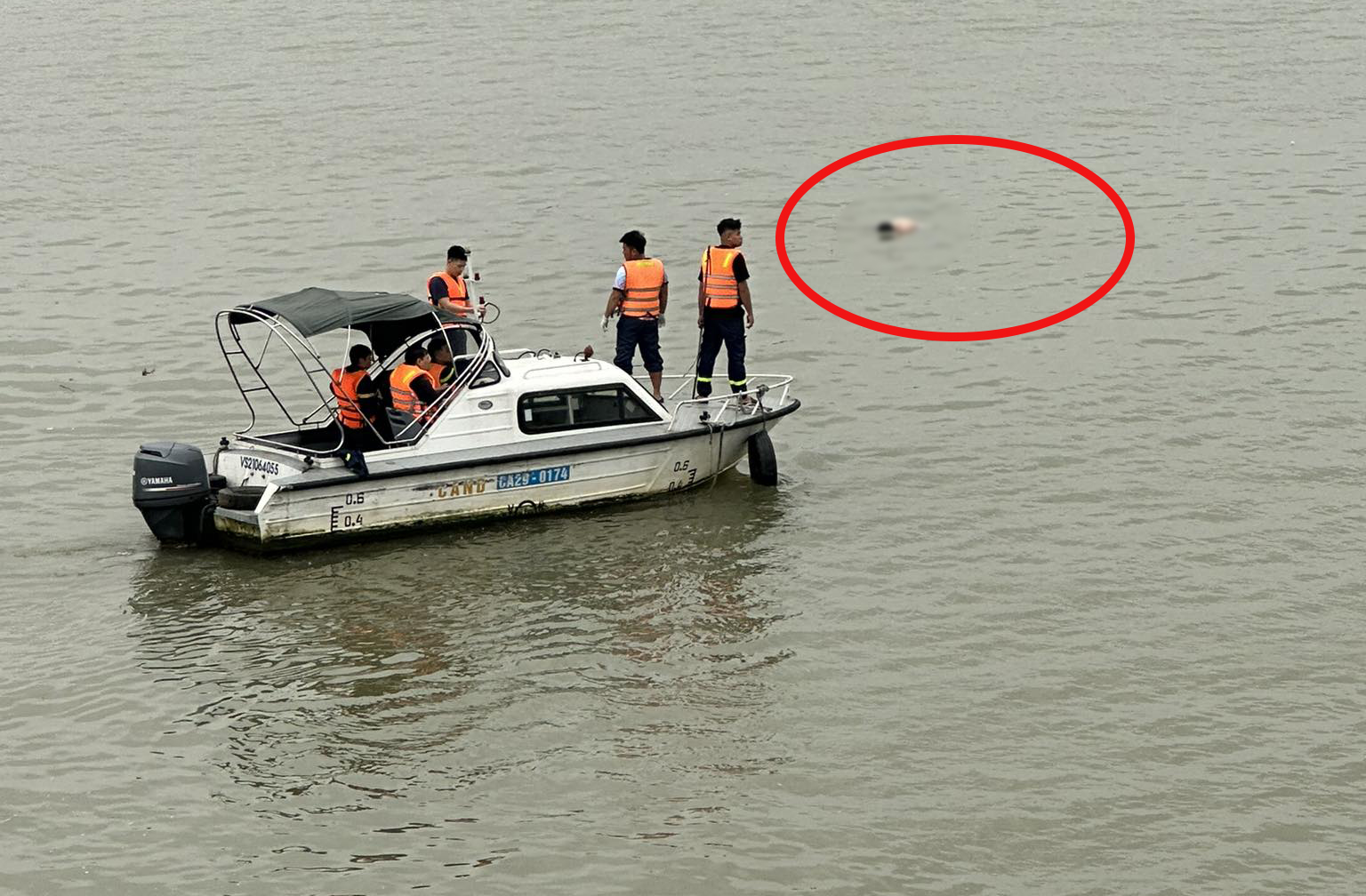 H&agrave; Nội: Ph&aacute;t hiện thi thể nam giới khoảng 30 tuổi tr&ecirc;n s&ocirc;ng Hồng gần cầu Vĩnh Tuy - Ảnh 1.