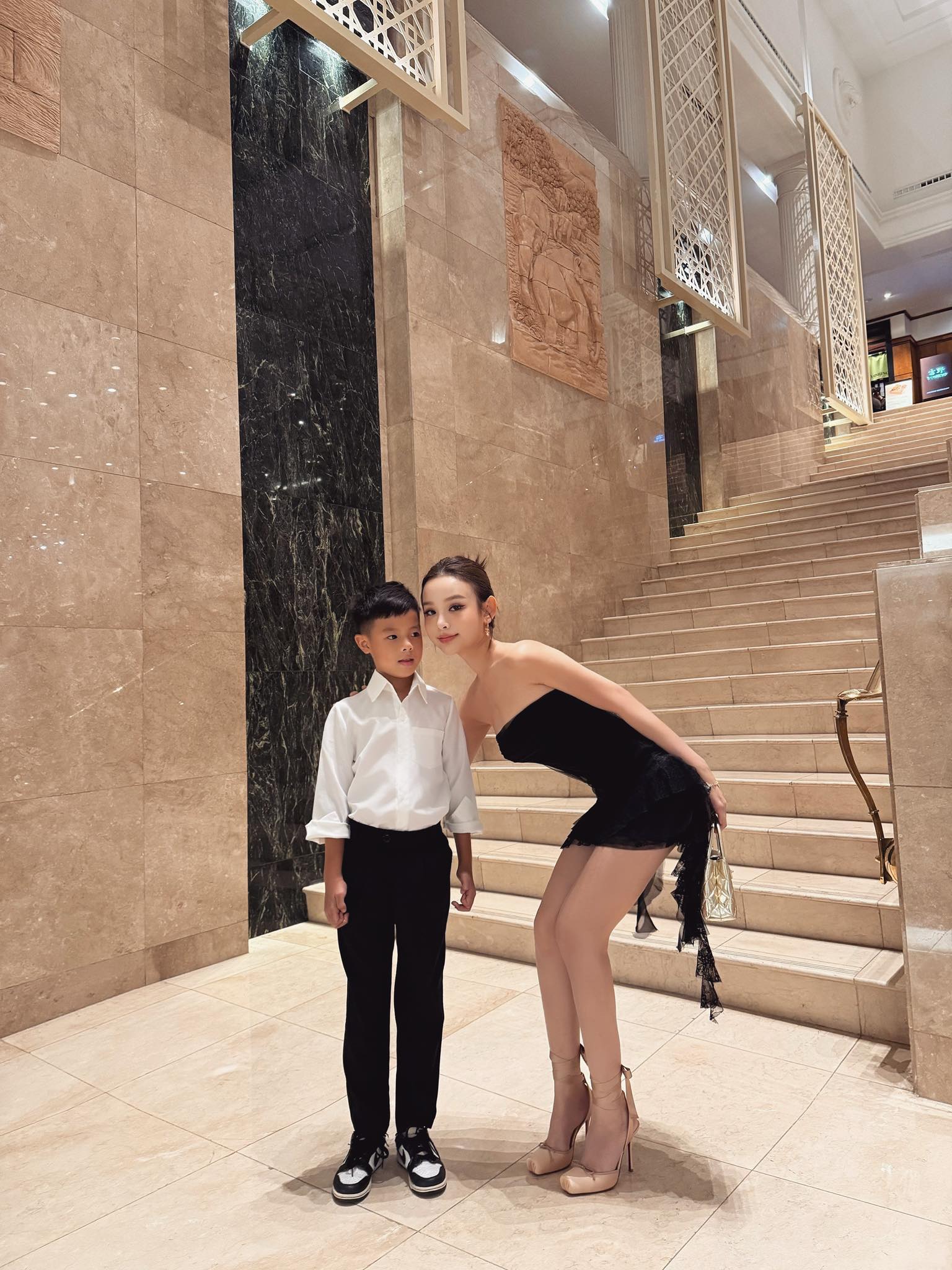 Con trai Huyền Baby g&acirc;y sốt khi gặp fan ở resort: C&aacute;ch dạy con tuyệt vời - Ảnh 4.