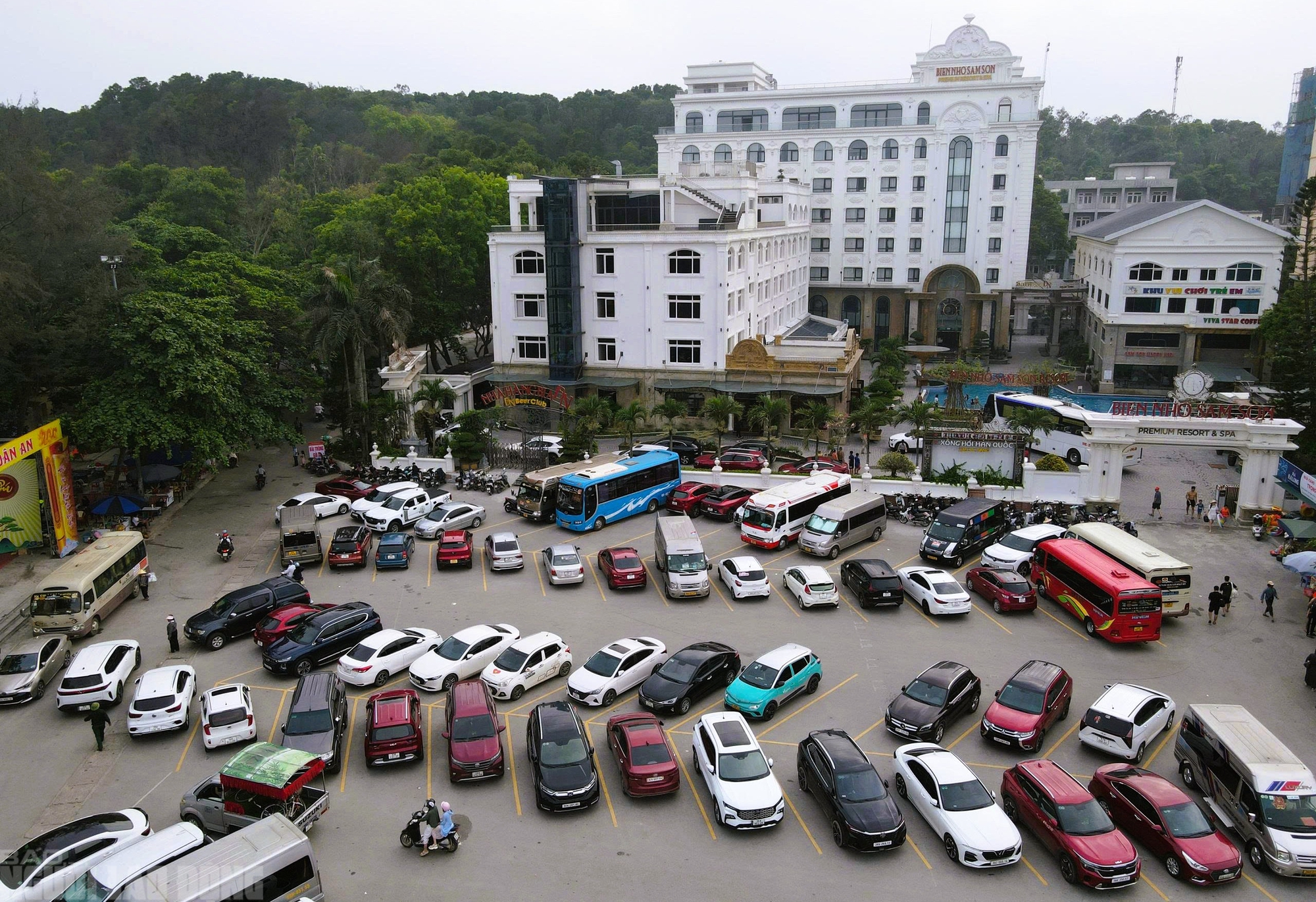 Biển Sầm Sơn ken đặc kh&aacute;ch ng&agrave;y đầu nghỉ lễ 30-4 v&agrave; 1-5 - Ảnh 11.