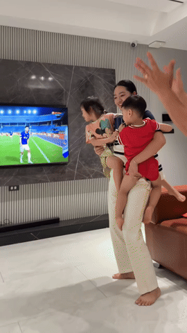 Vợ Xu&acirc;n Mạnh c&ugrave;ng hai con ăn mừng cuồng nhiệt khi chồng ghi b&agrave;n cho H&agrave; Nội FC - Ảnh 2.