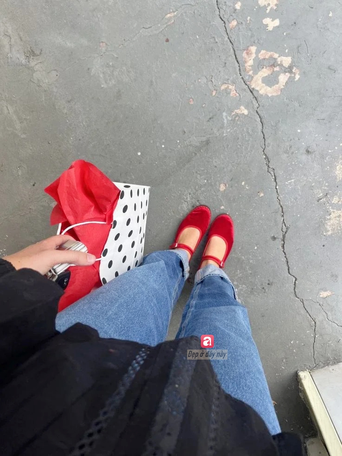 Trend gi&agrave;y năm nay: Ai cũng c&oacute; gi&agrave;y b&uacute;p b&ecirc;, nhưng đỏ mới l&agrave; &ldquo;đỉnh&rdquo;- Ảnh 10.