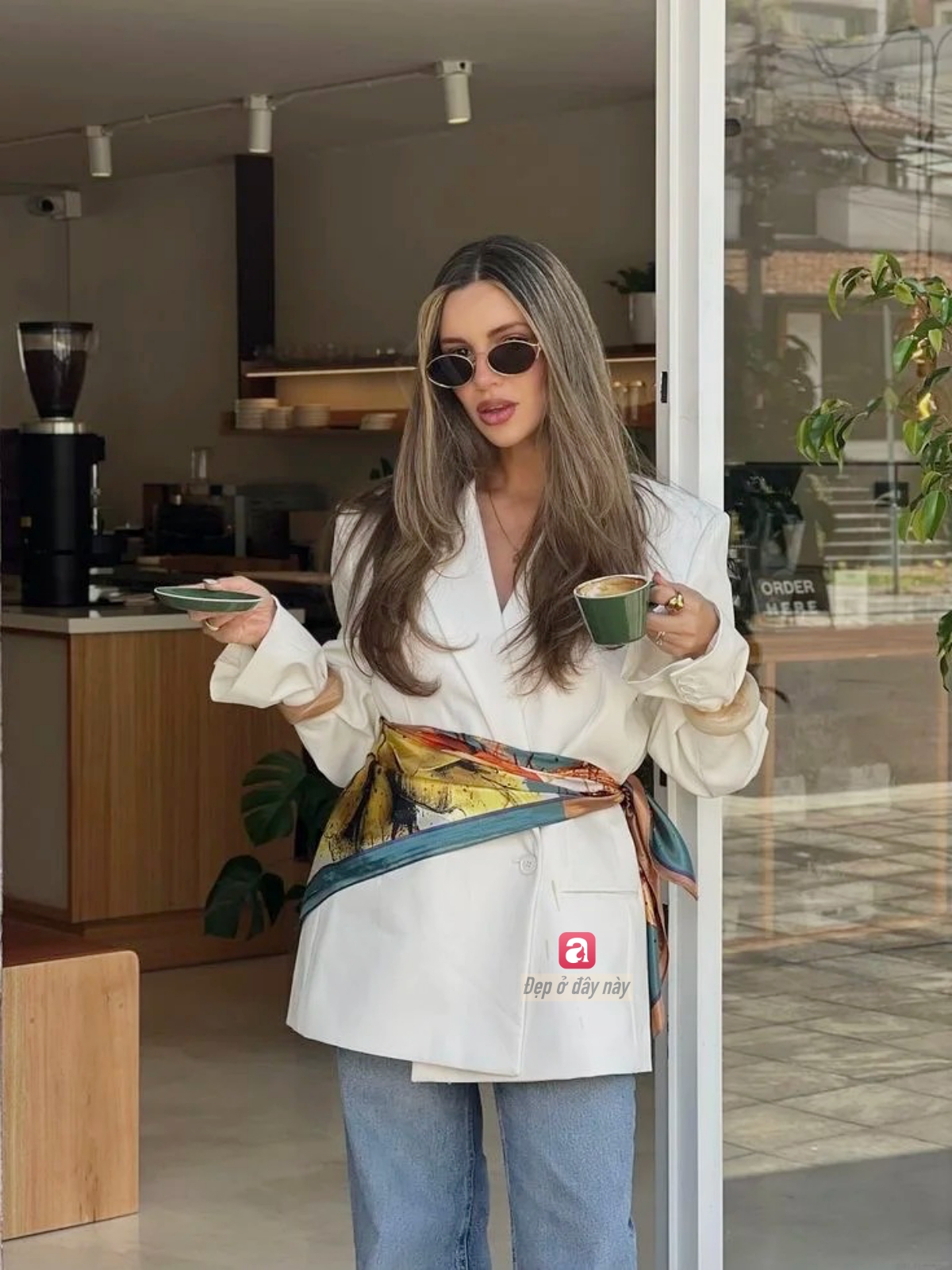 Kh&ocirc;ng buộc cổ nữa: Khăn lụa buộc eo mới l&agrave; c&aacute;ch mặc &ldquo;cao tay&rdquo; năm nay- Ảnh 13.