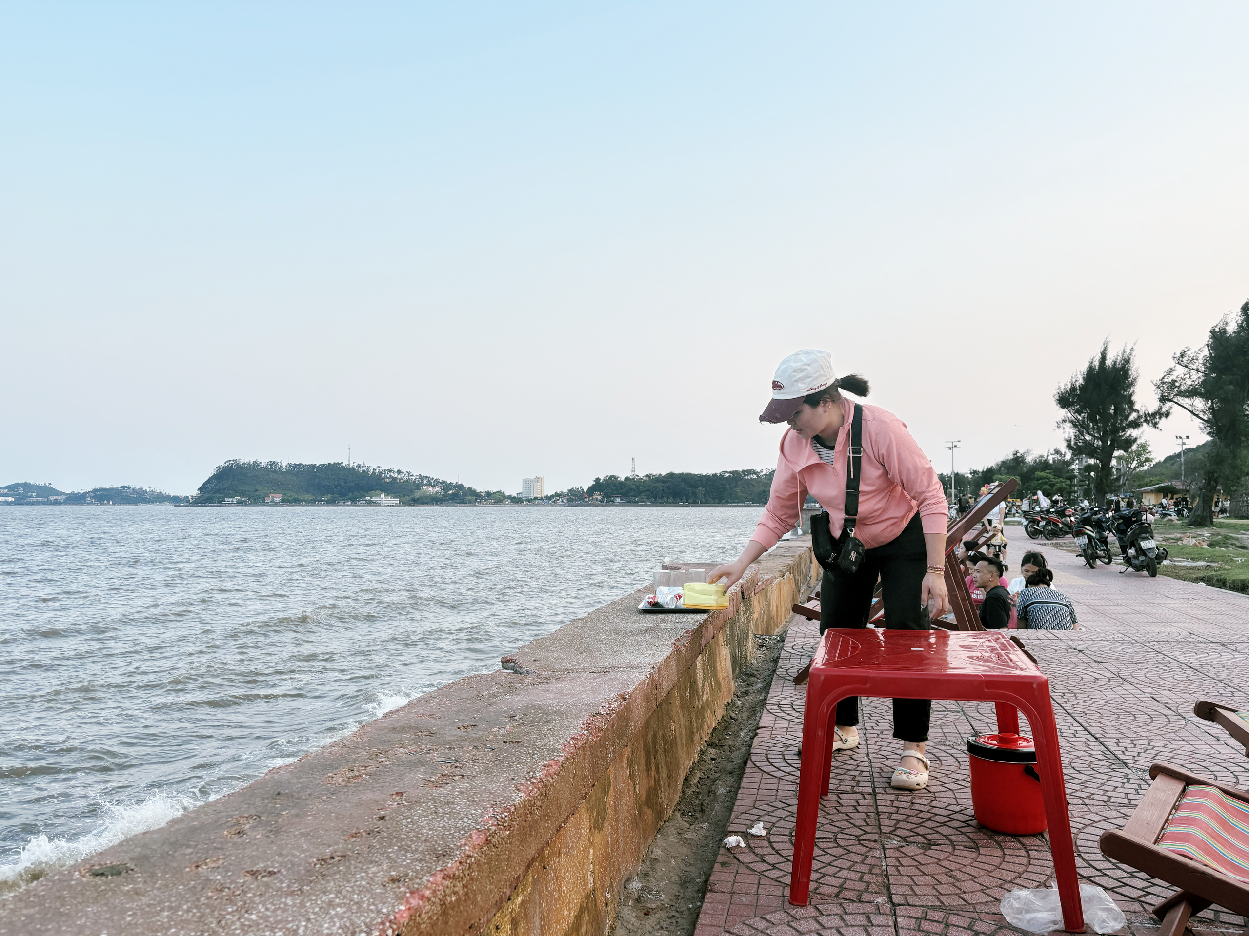 Người H&agrave; Nội c&ograve;n ở Hải Ph&ograve;ng kh&ocirc;ng? Bật m&iacute; chỗ ngắm biển cực chill kh&ocirc;ng đ&ocirc;ng đ&uacute;c, dừa 40k một quả, ghế ngồi kh&ocirc;ng t&iacute;nh tiền! - Ảnh 3.