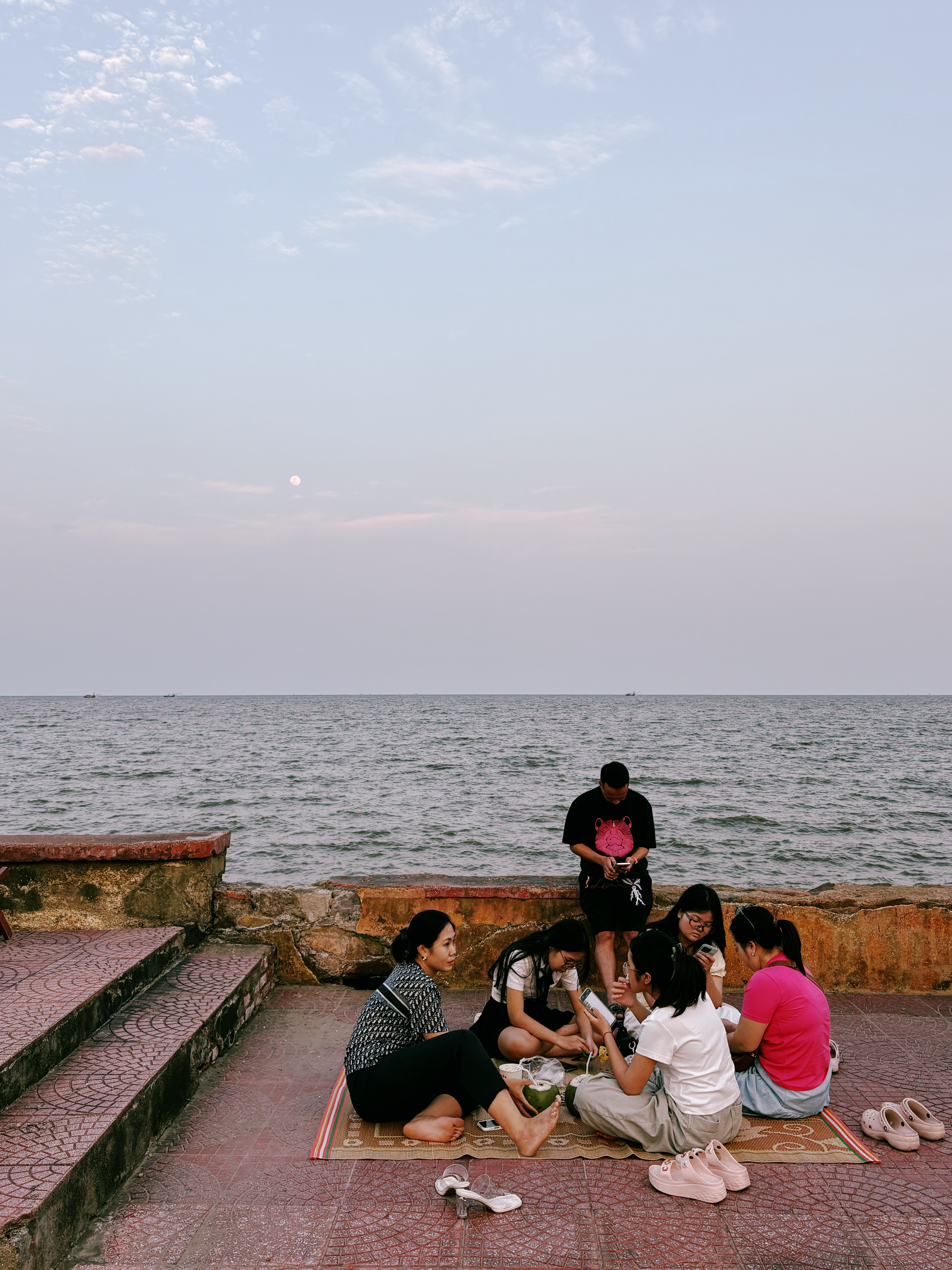 Người H&agrave; Nội c&ograve;n ở Hải Ph&ograve;ng kh&ocirc;ng? Bật m&iacute; chỗ ngắm biển cực chill kh&ocirc;ng đ&ocirc;ng đ&uacute;c, dừa 40k một quả, ghế ngồi kh&ocirc;ng t&iacute;nh tiền! - Ảnh 4.