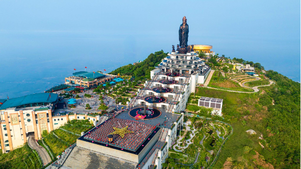 Lễ 30/4: Du kh&aacute;ch h&agrave;o hứng check-in điểm đến lịch sử n&uacute;i B&agrave; Đen v&agrave; đi chợ bằng l&aacute; bồ đề - Ảnh 1.