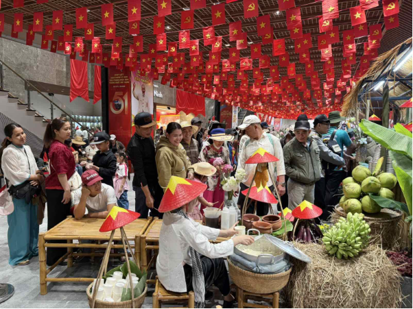 Lễ 30/4: Du kh&aacute;ch h&agrave;o hứng check-in điểm đến lịch sử n&uacute;i B&agrave; Đen v&agrave; đi chợ bằng l&aacute; bồ đề - Ảnh 5.