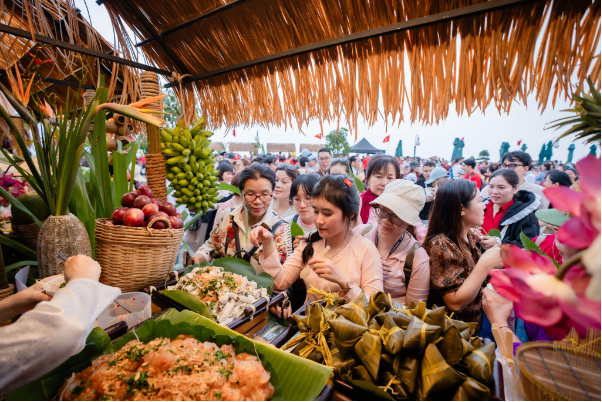 Lễ 30/4: Du kh&aacute;ch h&agrave;o hứng check-in điểm đến lịch sử n&uacute;i B&agrave; Đen v&agrave; đi chợ bằng l&aacute; bồ đề - Ảnh 7.