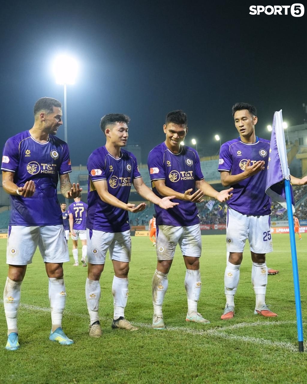 Vợ Xu&acirc;n Mạnh c&ugrave;ng hai con ăn mừng cuồng nhiệt khi chồng ghi b&agrave;n cho H&agrave; Nội FC - Ảnh 4.