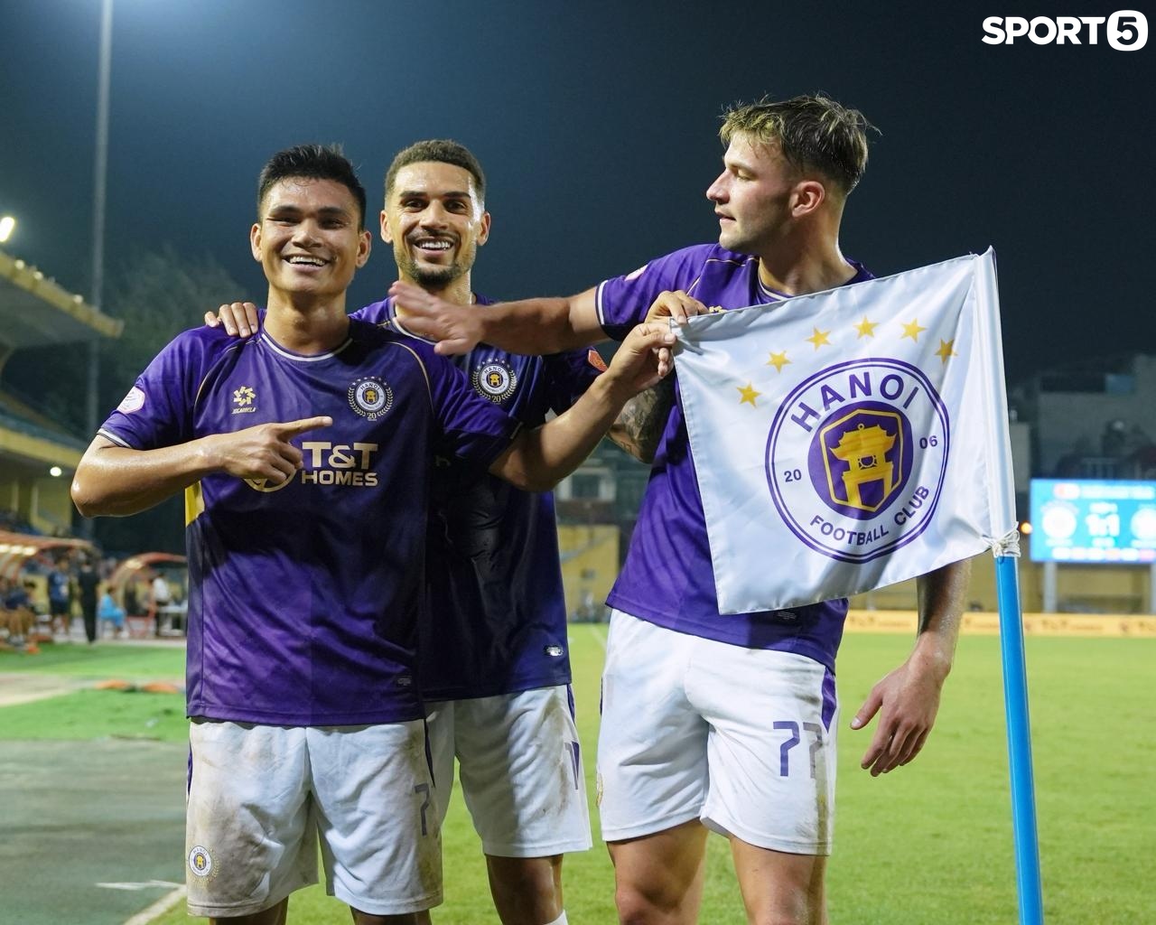 Vợ Xu&acirc;n Mạnh c&ugrave;ng hai con ăn mừng cuồng nhiệt khi chồng ghi b&agrave;n cho H&agrave; Nội FC - Ảnh 3.