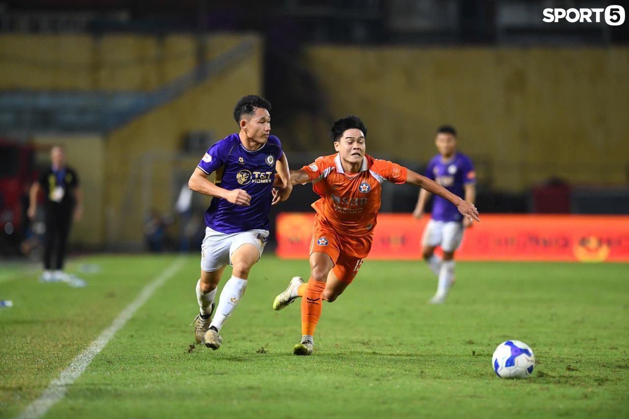 Vợ Xu&acirc;n Mạnh c&ugrave;ng hai con ăn mừng cuồng nhiệt khi chồng ghi b&agrave;n cho H&agrave; Nội FC - Ảnh 9.
