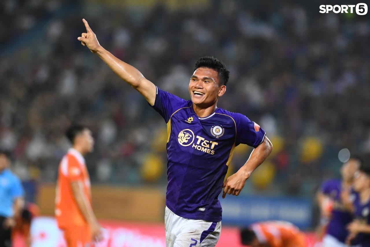 Vợ Xu&acirc;n Mạnh c&ugrave;ng hai con ăn mừng cuồng nhiệt khi chồng ghi b&agrave;n cho H&agrave; Nội FC - Ảnh 1.
