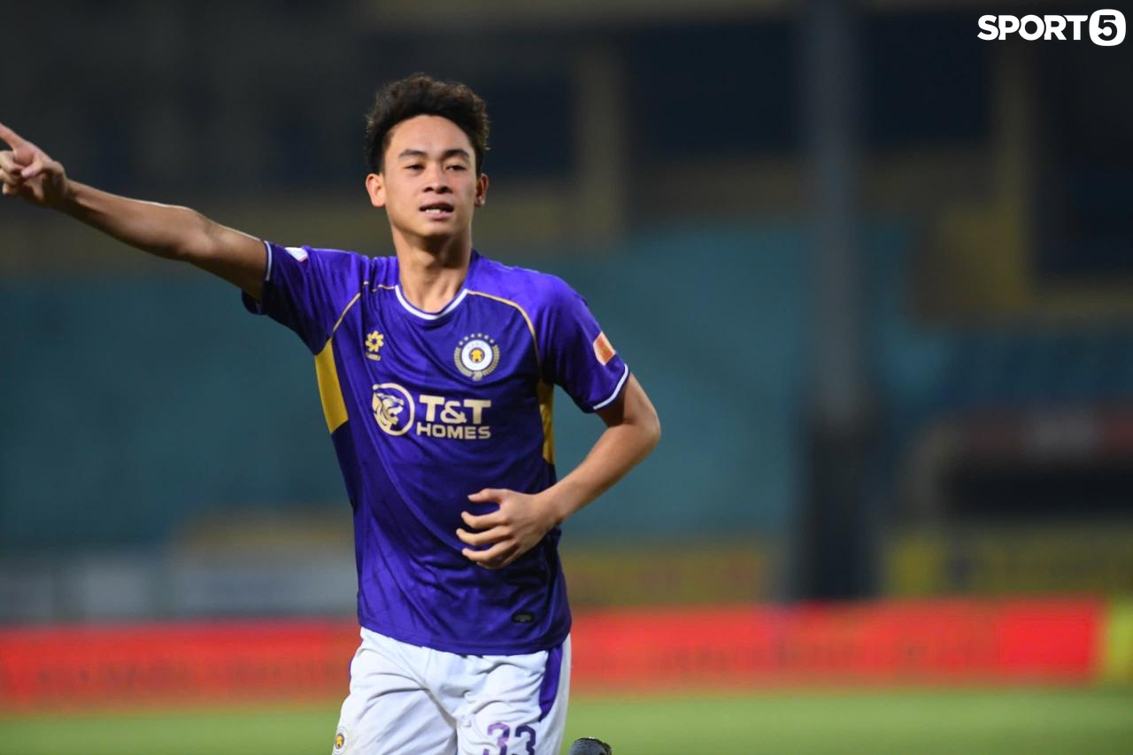 Vợ Xu&acirc;n Mạnh c&ugrave;ng hai con ăn mừng cuồng nhiệt khi chồng ghi b&agrave;n cho H&agrave; Nội FC - Ảnh 8.