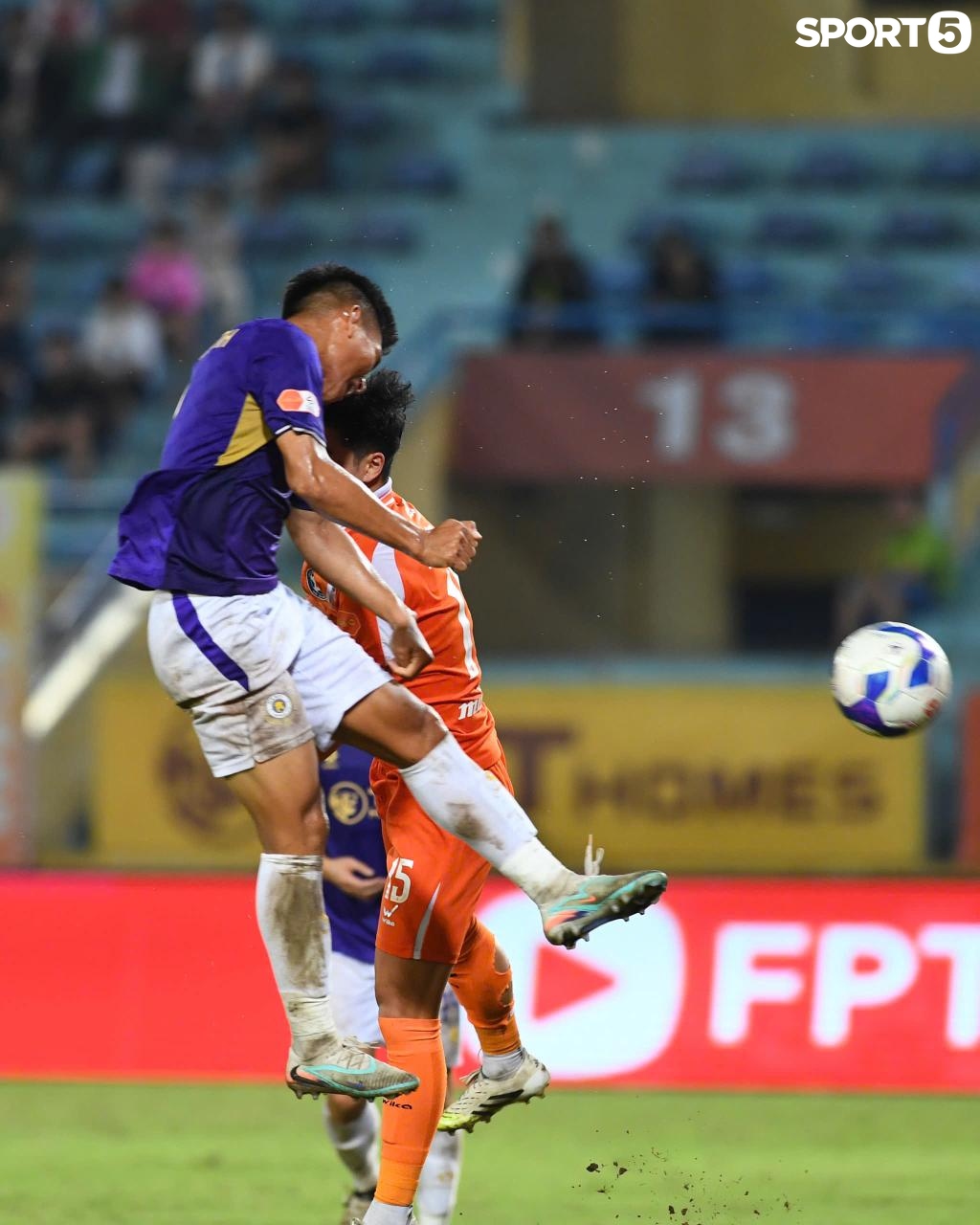 Vợ Xu&acirc;n Mạnh c&ugrave;ng hai con ăn mừng cuồng nhiệt khi chồng ghi b&agrave;n cho H&agrave; Nội FC - Ảnh 7.
