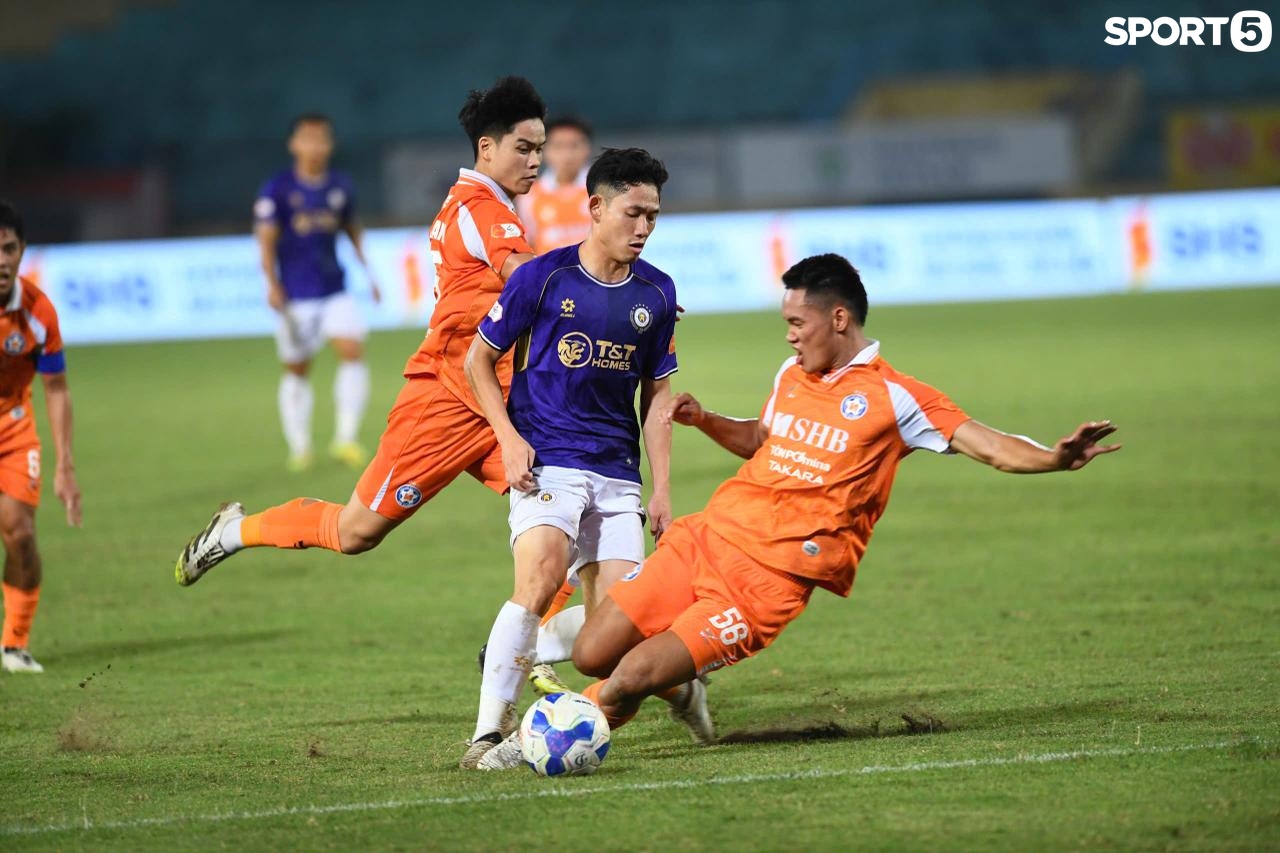 Vợ Xu&acirc;n Mạnh c&ugrave;ng hai con ăn mừng cuồng nhiệt khi chồng ghi b&agrave;n cho H&agrave; Nội FC - Ảnh 6.